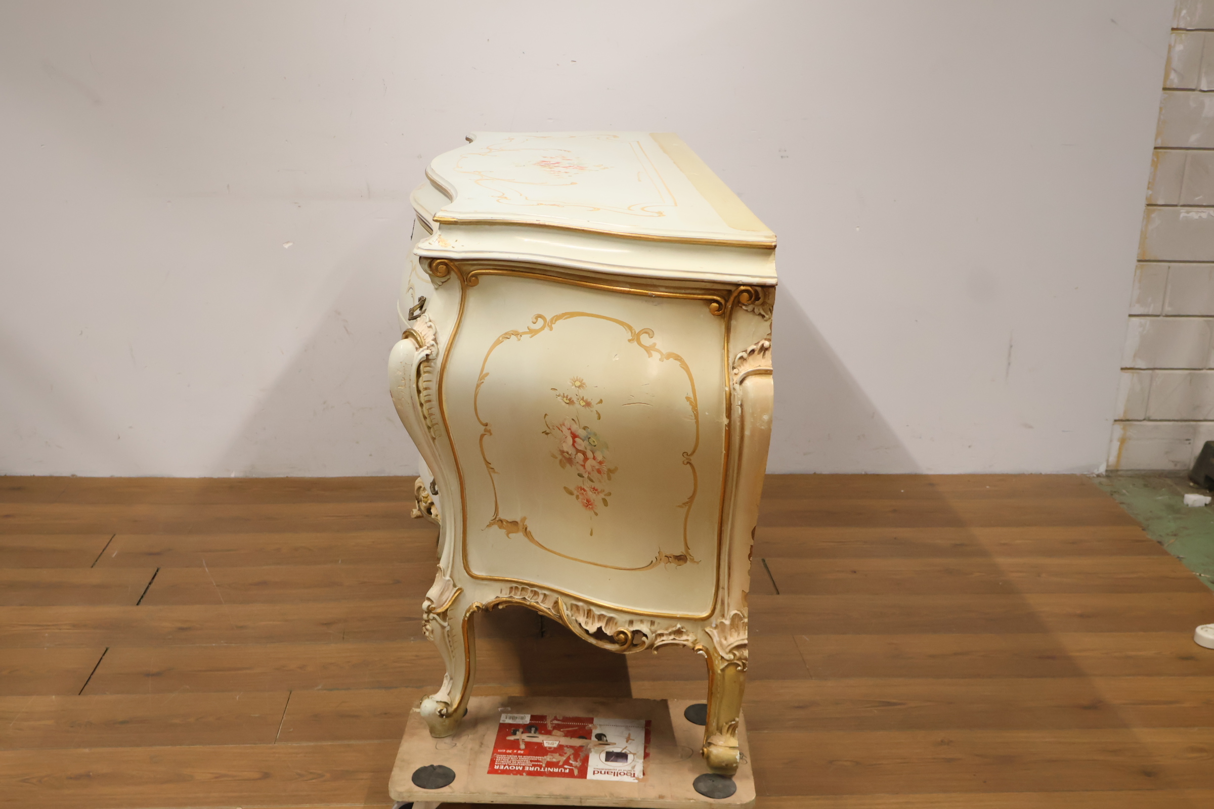 Antieke commode met handgeschilderde bloemendecoratie – foto 8 – kavel bij GSD Auctions, Zoeterwoude