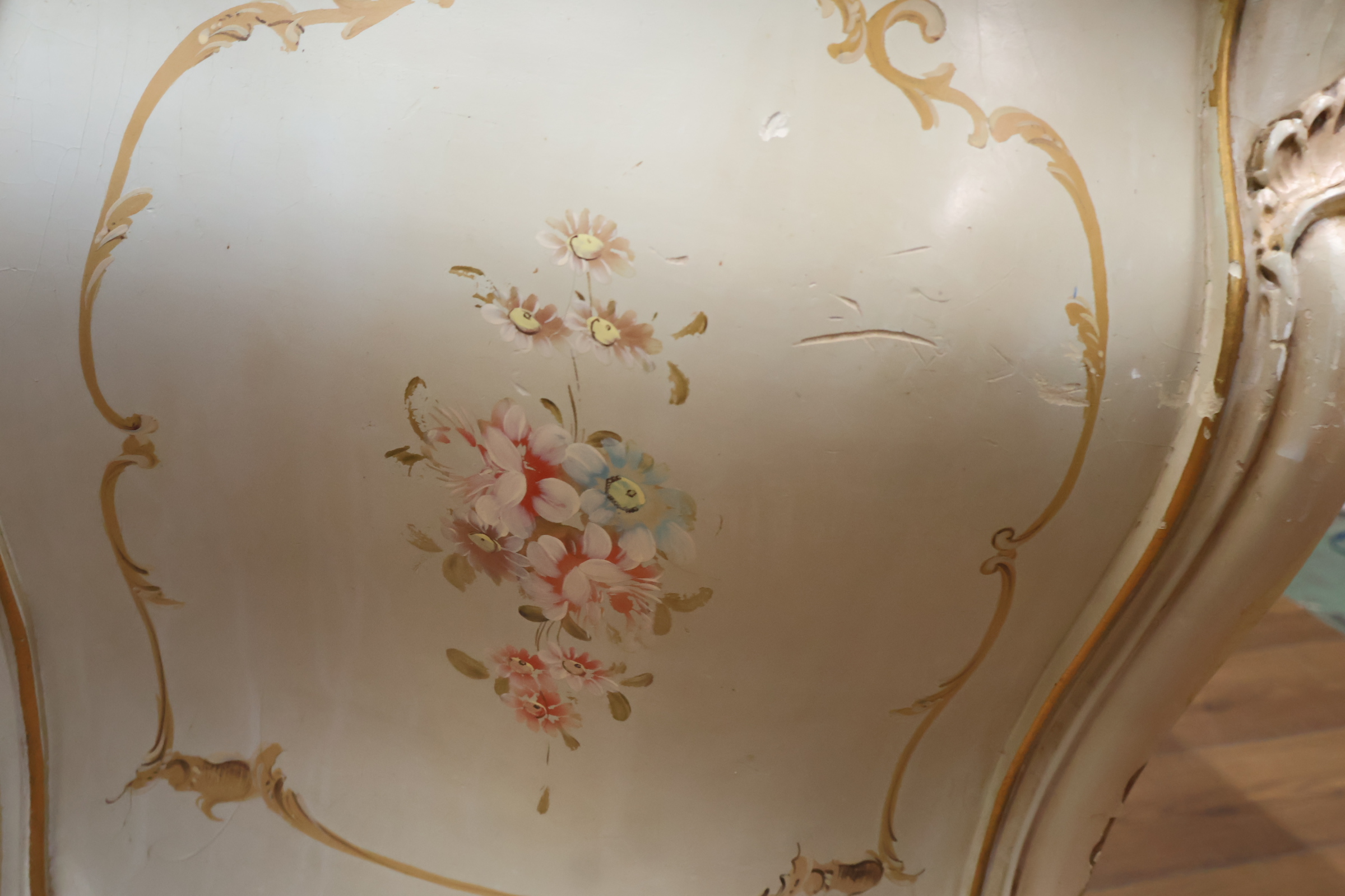 Antieke commode met handgeschilderde bloemendecoratie – foto 9 – kavel bij GSD Auctions, Zoeterwoude