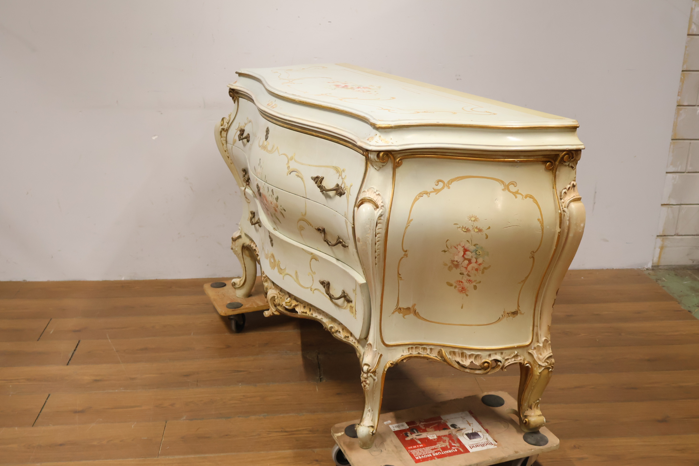 Antieke commode met handgeschilderde bloemendecoratie – foto 10 – kavel bij GSD Auctions, Zoeterwoude