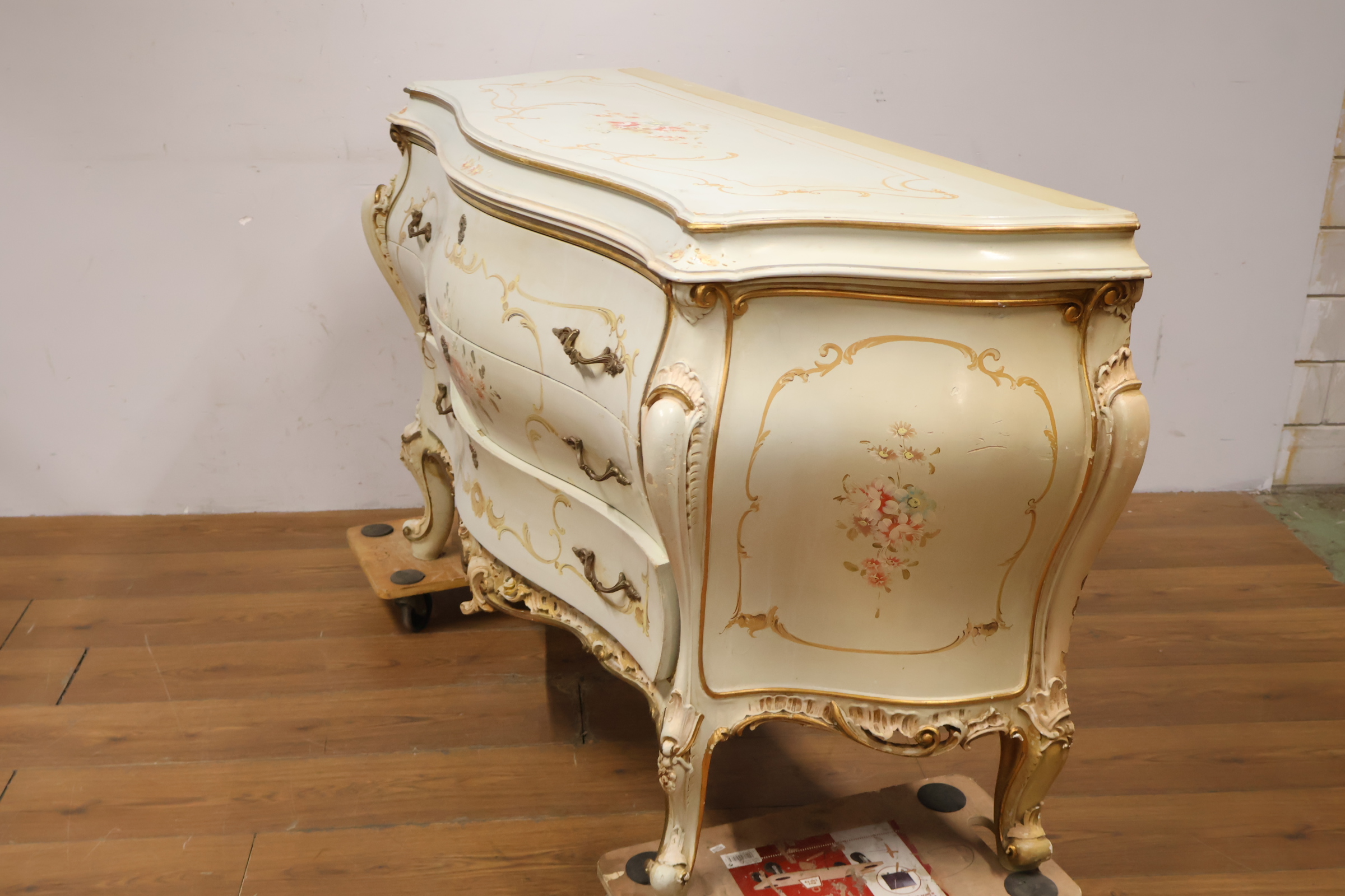 Antieke commode met handgeschilderde bloemendecoratie – foto 11 – kavel bij GSD Auctions, Zoeterwoude