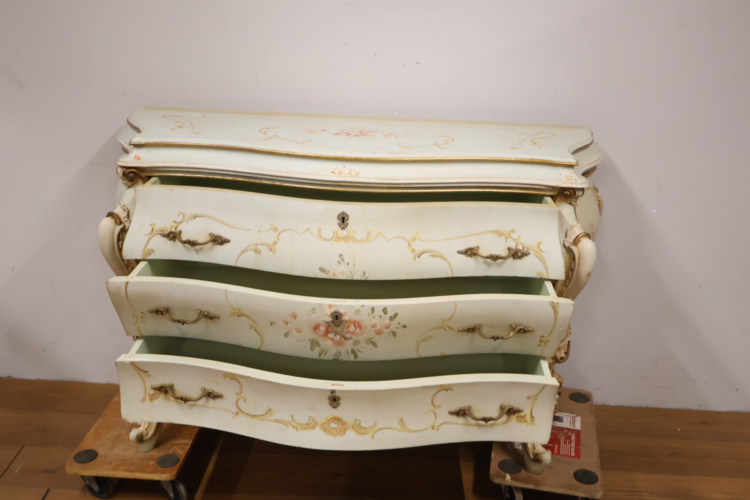Antieke commode met handgeschilderde bloemendecoratie – foto 12 – kavel bij GSD Auctions, Zoeterwoude