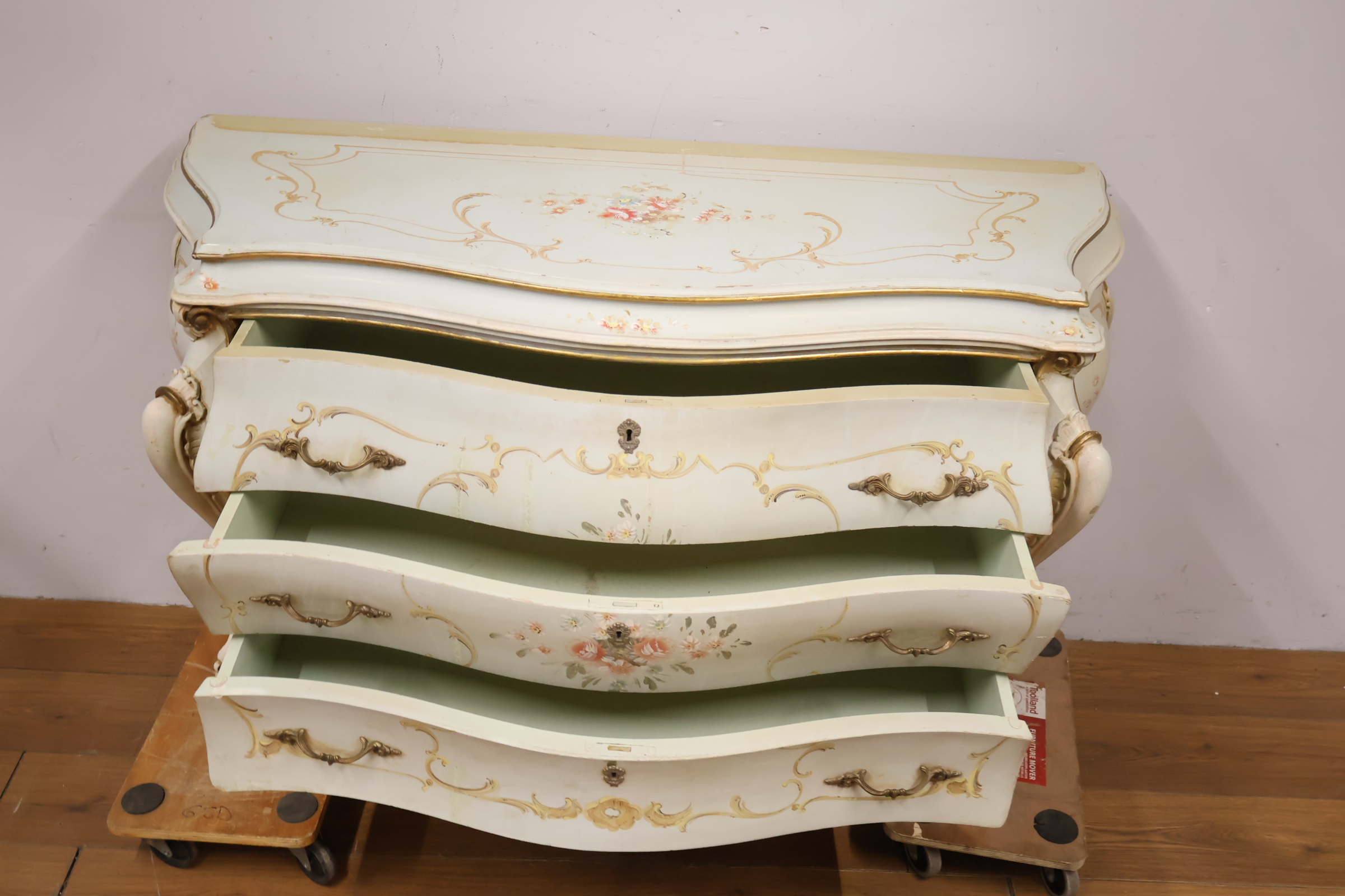 Antieke commode met handgeschilderde bloemendecoratie – foto 13 – kavel bij GSD Auctions, Zoeterwoude