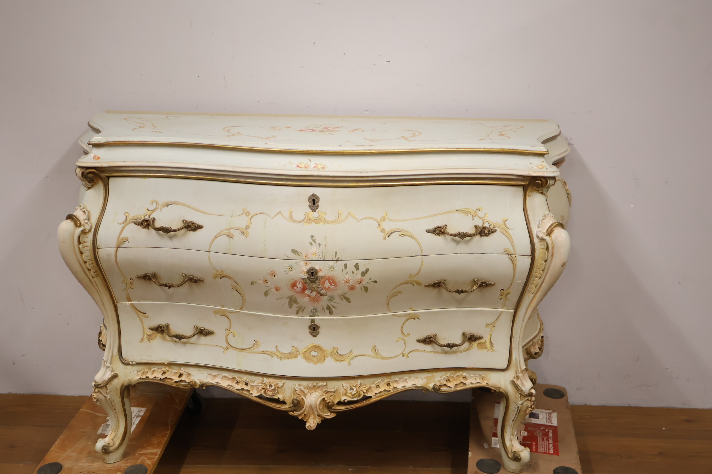 Antieke commode met handgeschilderde bloemendecoratie – foto 14 – kavel bij GSD Auctions, Zoeterwoude