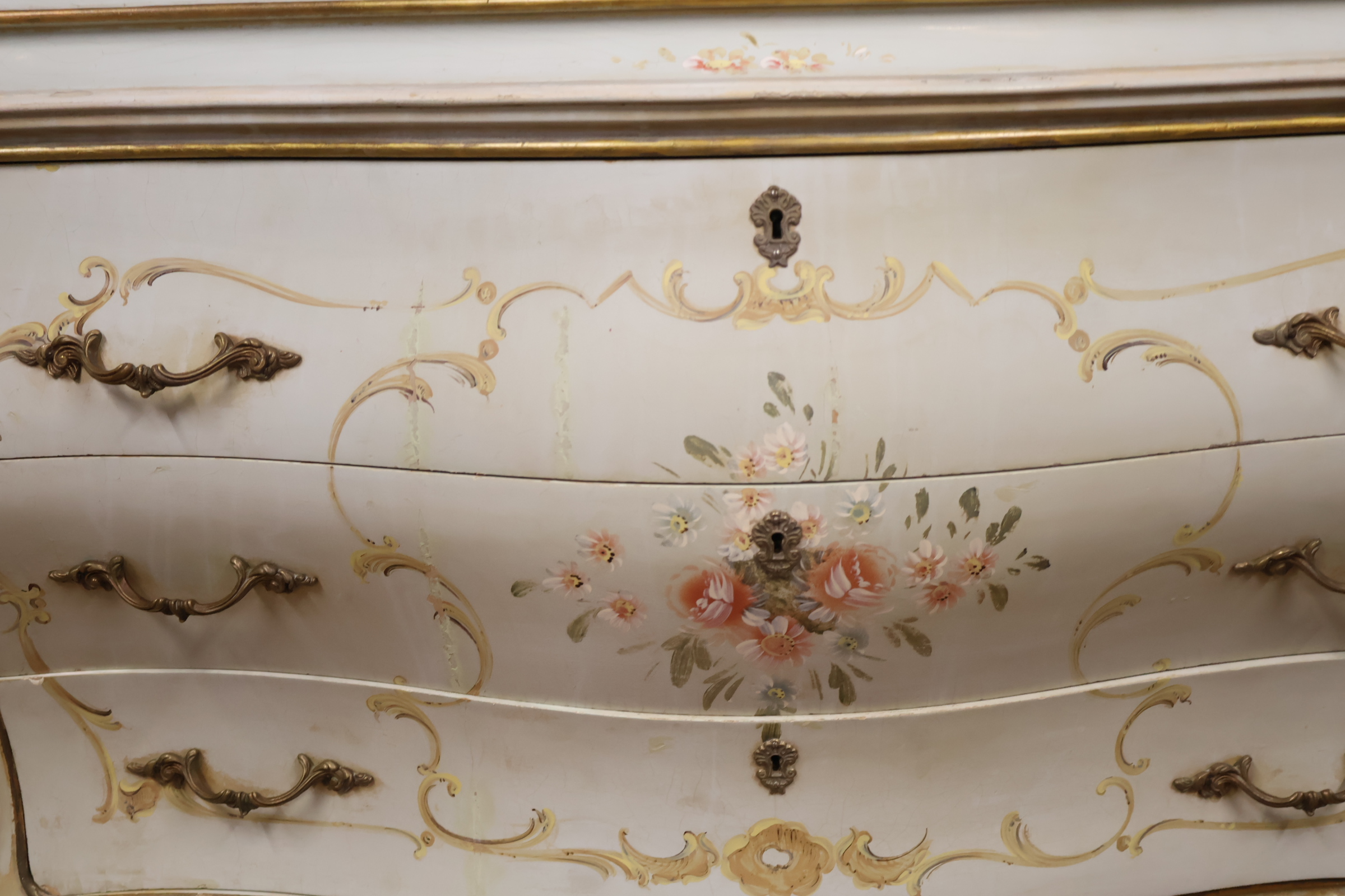 Antieke commode met handgeschilderde bloemendecoratie – foto 15 – kavel bij GSD Auctions, Zoeterwoude