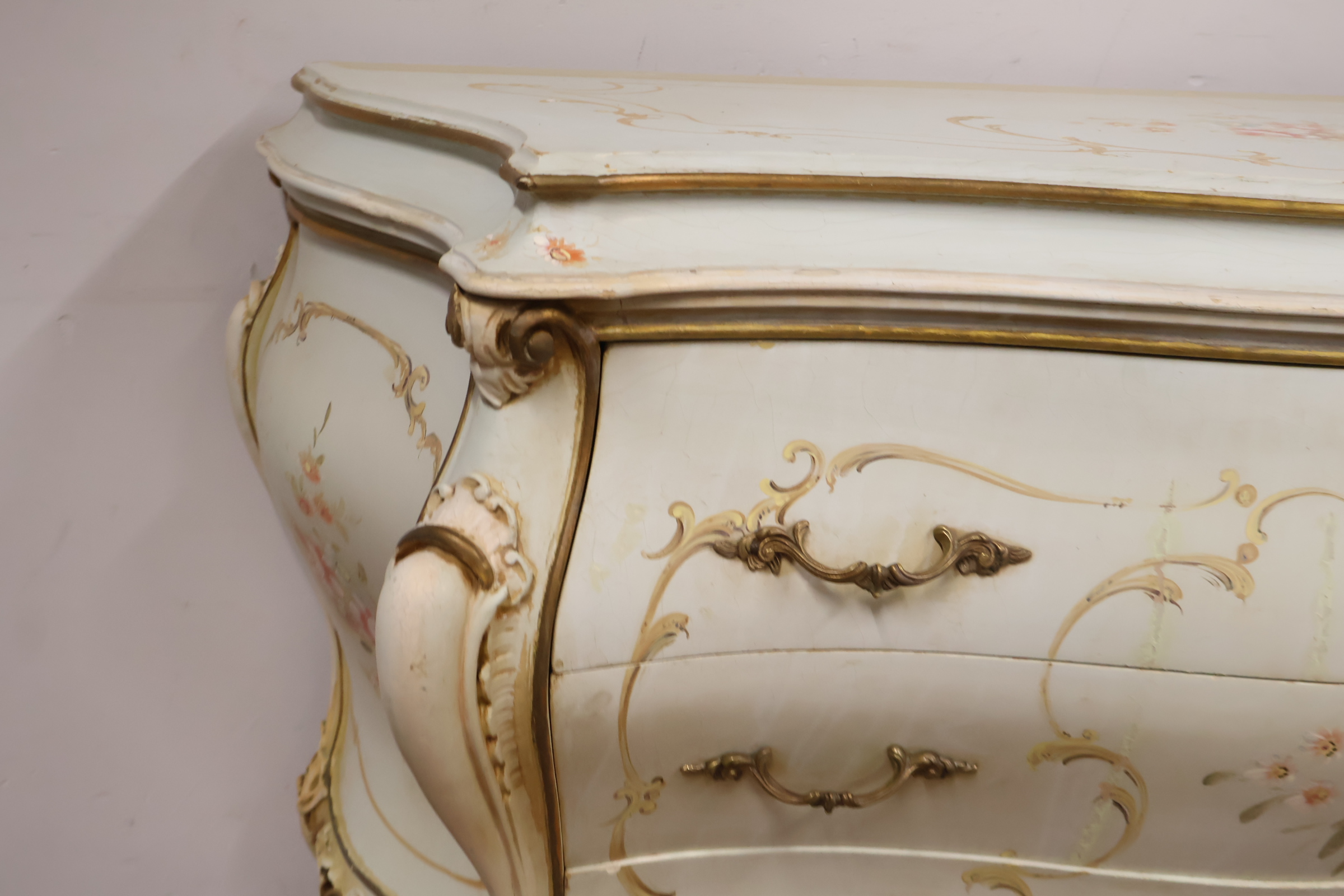Antieke commode met handgeschilderde bloemendecoratie – foto 16 – kavel bij GSD Auctions, Zoeterwoude
