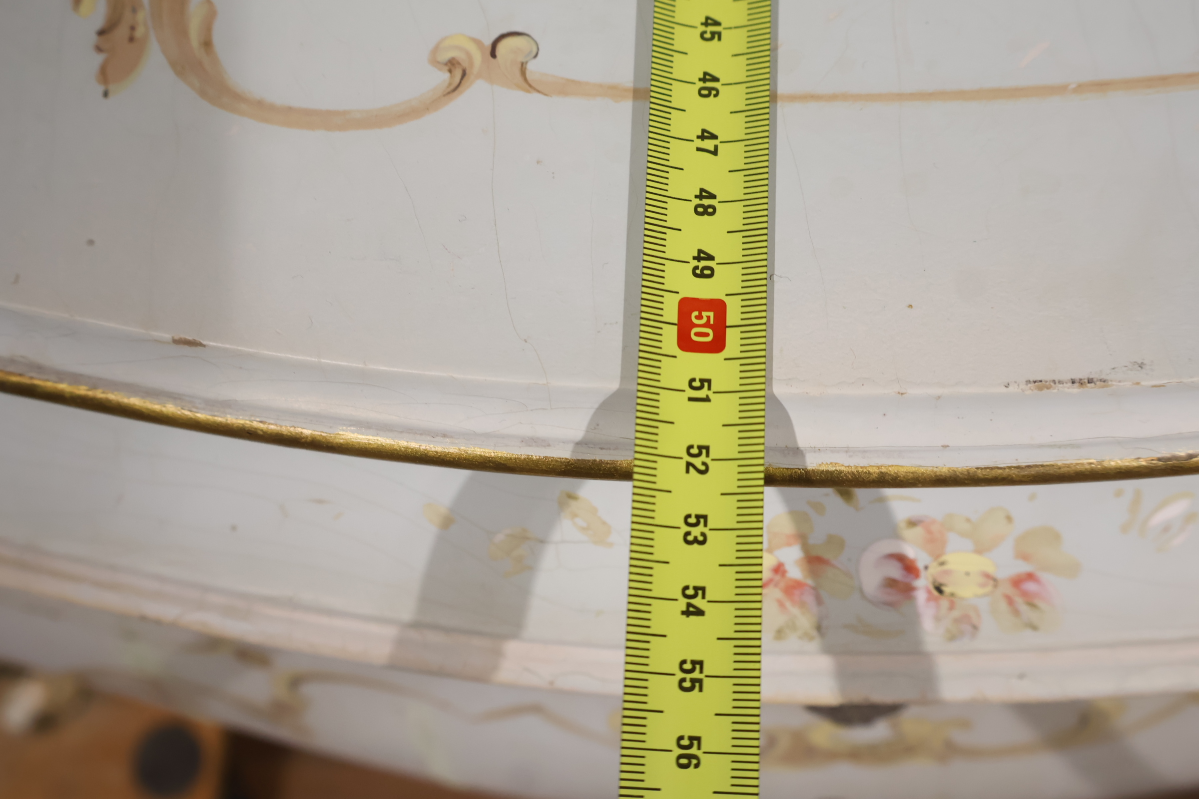 Antieke commode met handgeschilderde bloemendecoratie – foto 18 – kavel bij GSD Auctions, Zoeterwoude