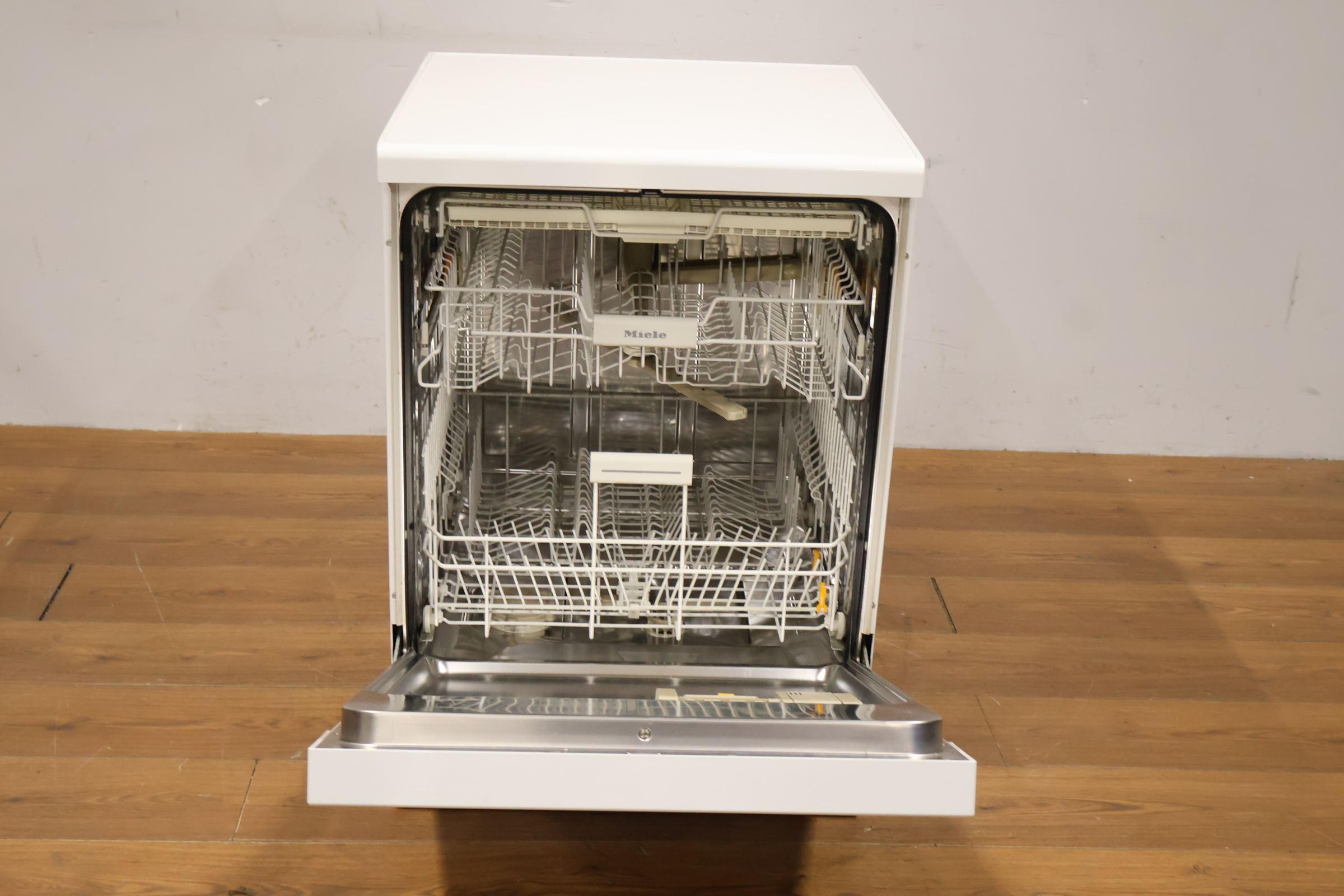 Miele vaatwasser wit – foto 11 – kavel bij GSD Auctions, Zoeterwoude