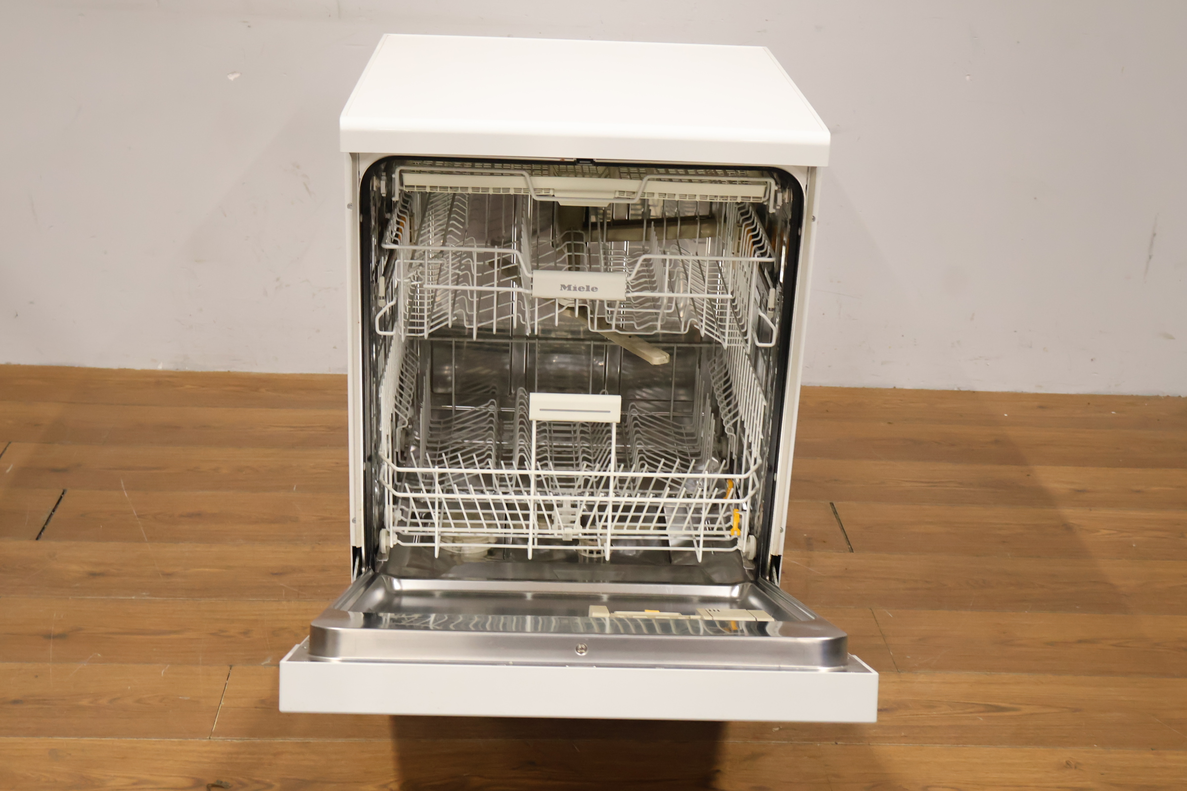 Miele vaatwasser wit – foto 12 – kavel bij GSD Auctions, Zoeterwoude
