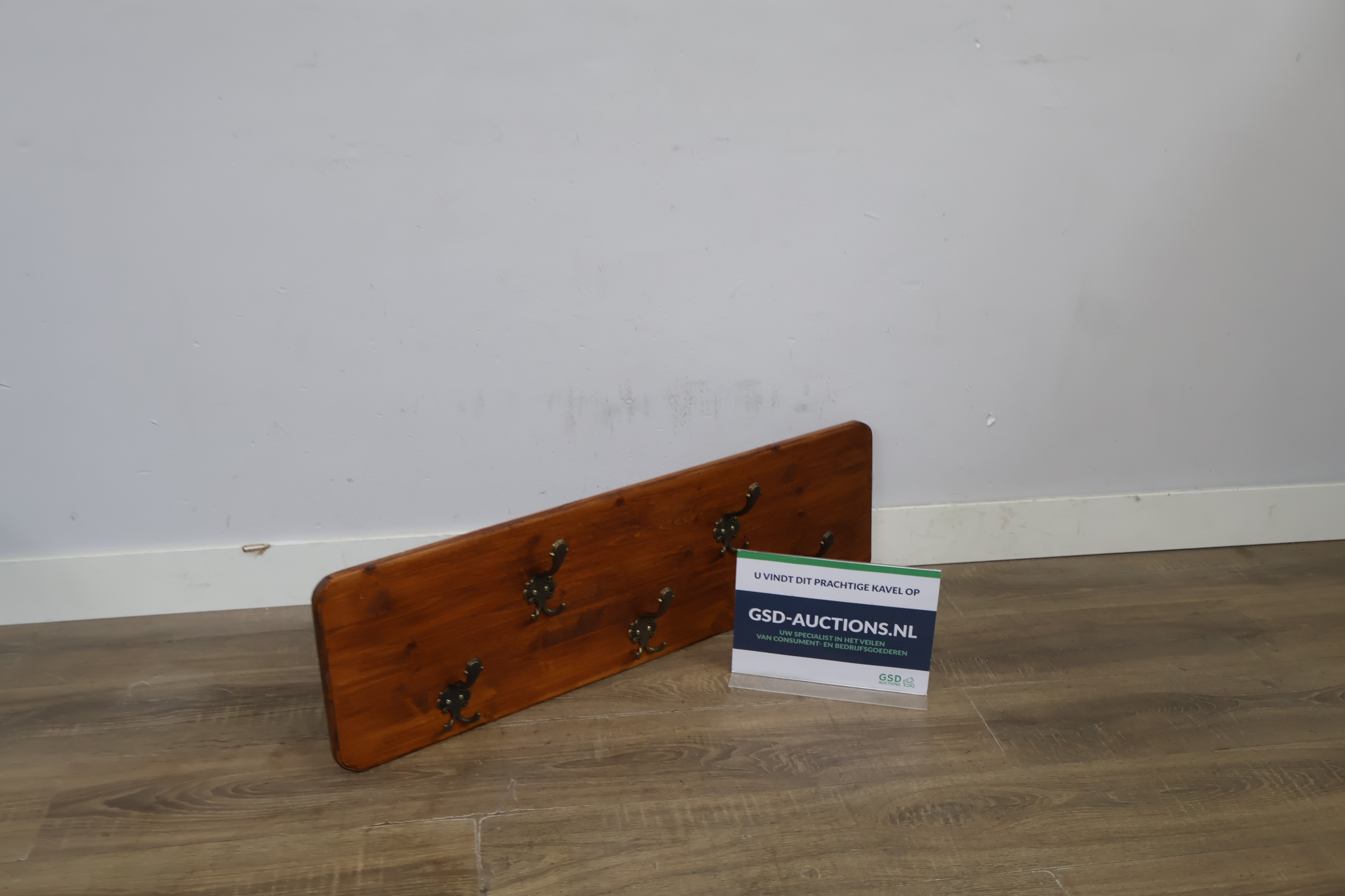 Houten kapstokpaneel met 5 haken – foto 2 – kavel bij GSD Auctions, Zoeterwoude