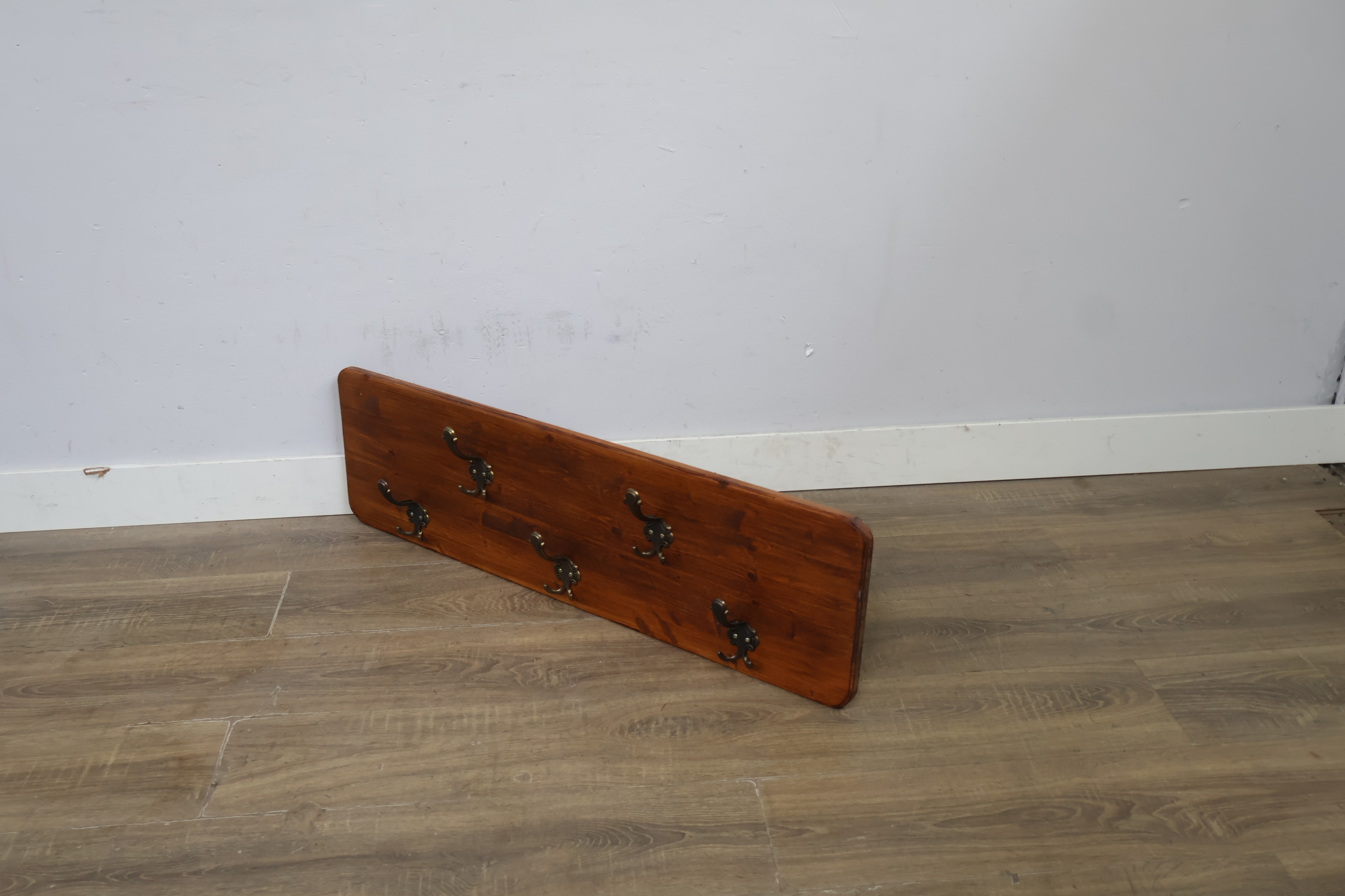 Houten kapstokpaneel met 5 haken – foto 3 – kavel bij GSD Auctions, Zoeterwoude