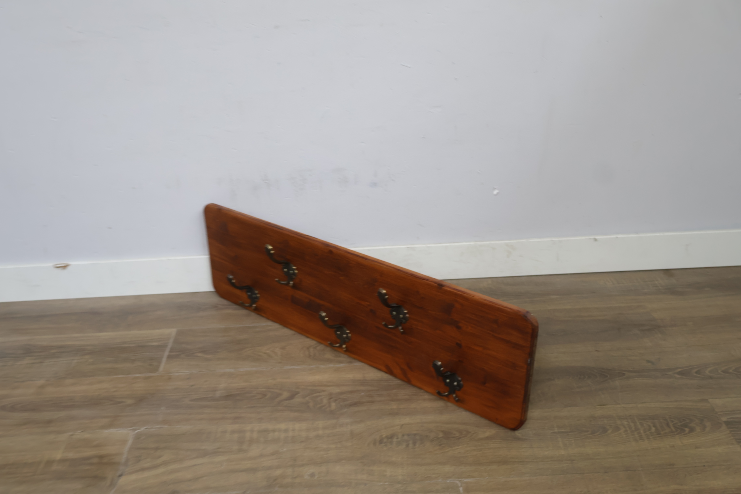 Houten kapstokpaneel met 5 haken – foto 4 – kavel bij GSD Auctions, Zoeterwoude