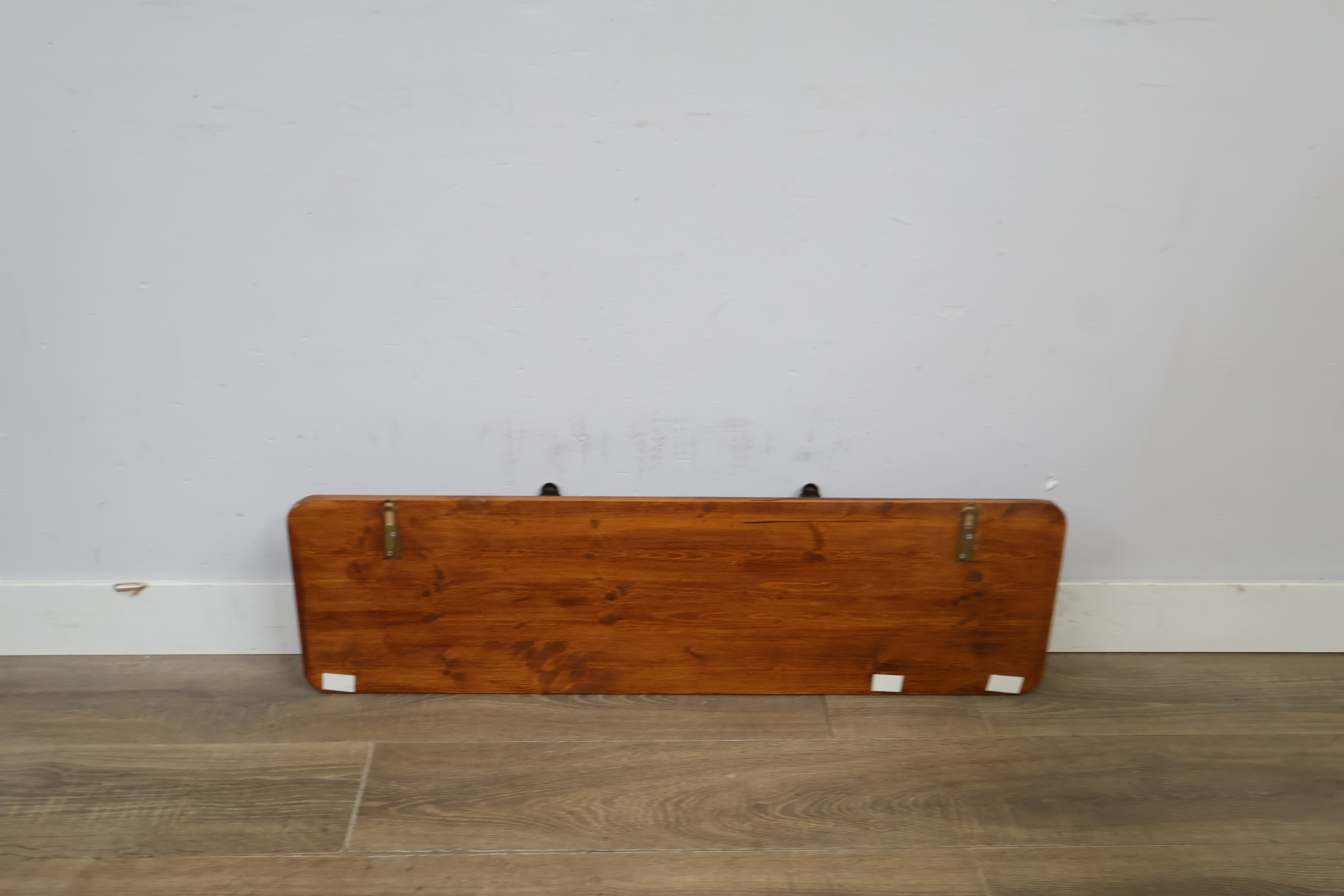 Houten kapstokpaneel met 5 haken – foto 5 – kavel bij GSD Auctions, Zoeterwoude