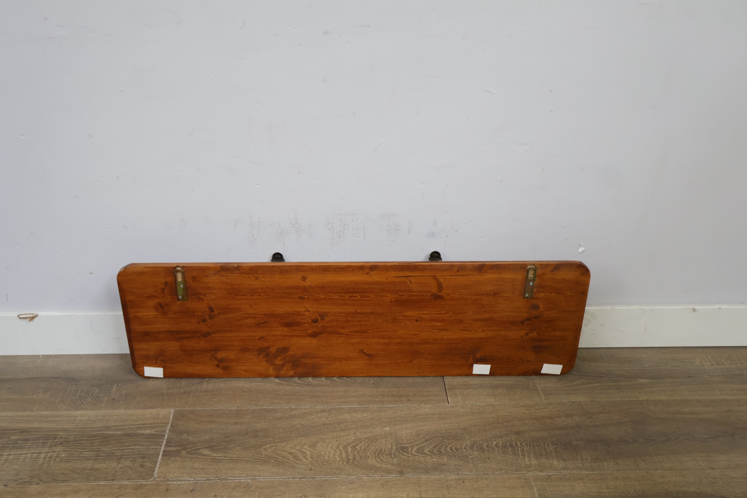Houten kapstokpaneel met 5 haken – foto 6 – kavel bij GSD Auctions, Zoeterwoude
