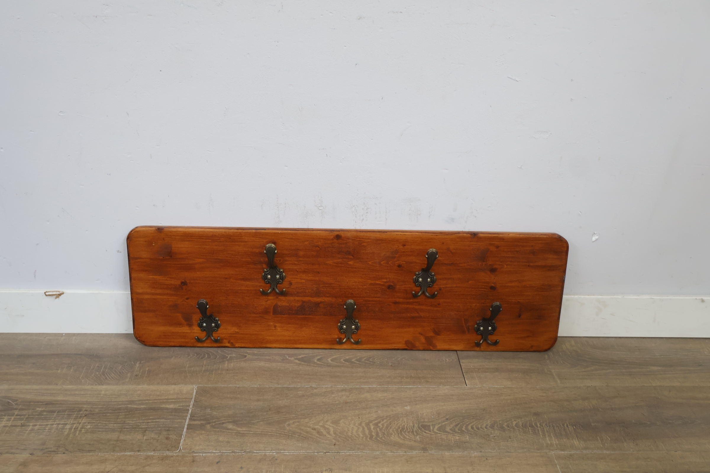 Houten kapstokpaneel met 5 haken – foto 7 – kavel bij GSD Auctions, Zoeterwoude