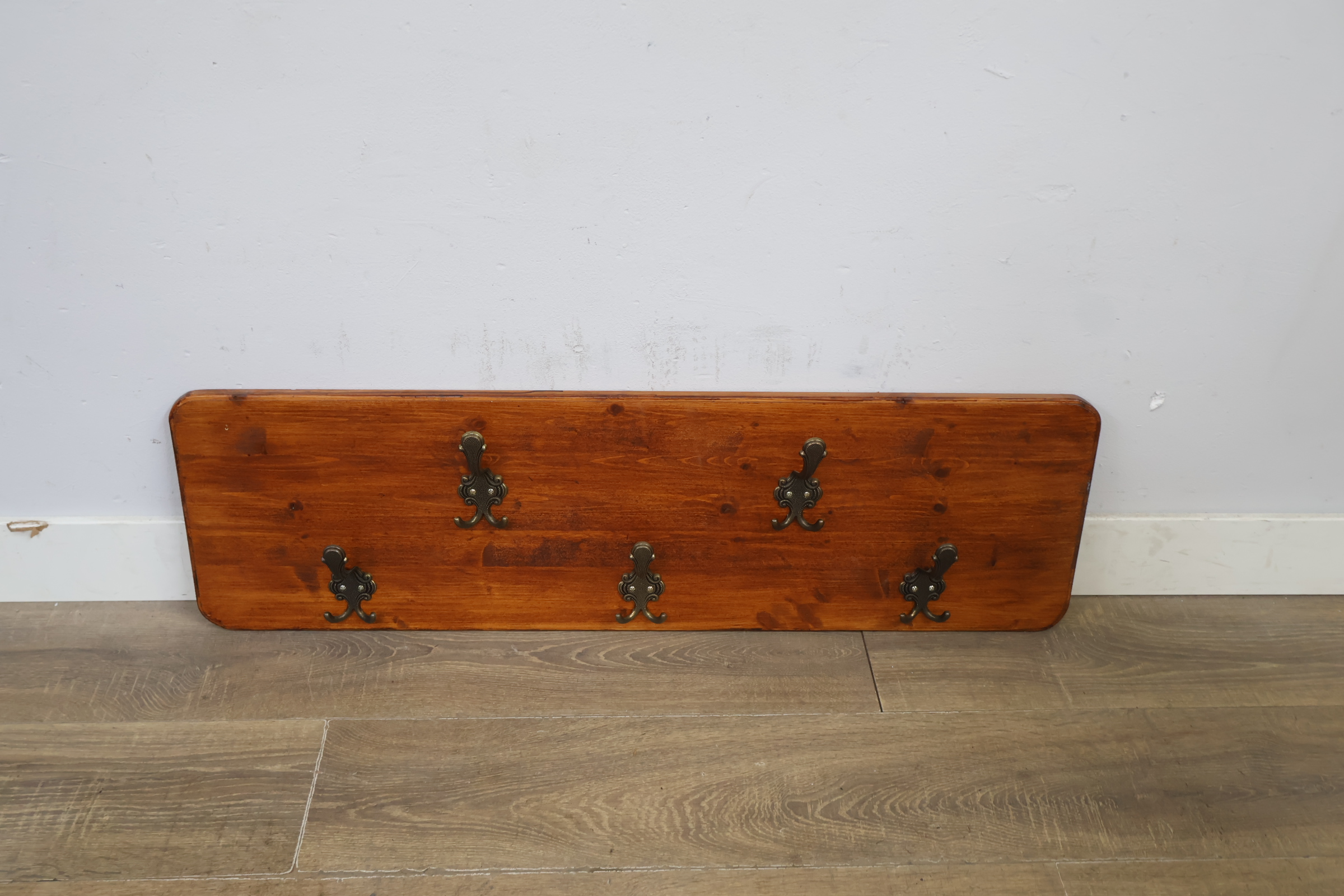 Houten kapstokpaneel met 5 haken – foto 8 – kavel bij GSD Auctions, Zoeterwoude