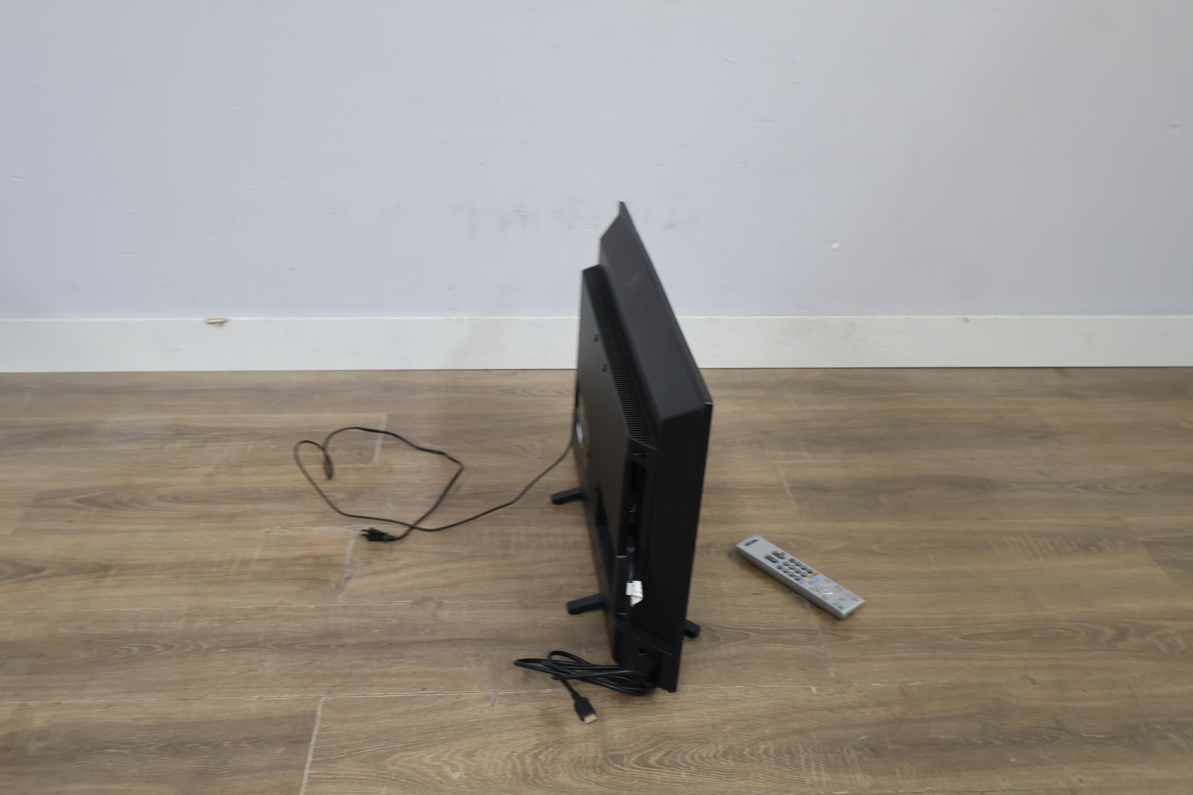 Sony televisiescherm met afstandsbediening – foto 3 – kavel bij GSD Auctions, Zoeterwoude
