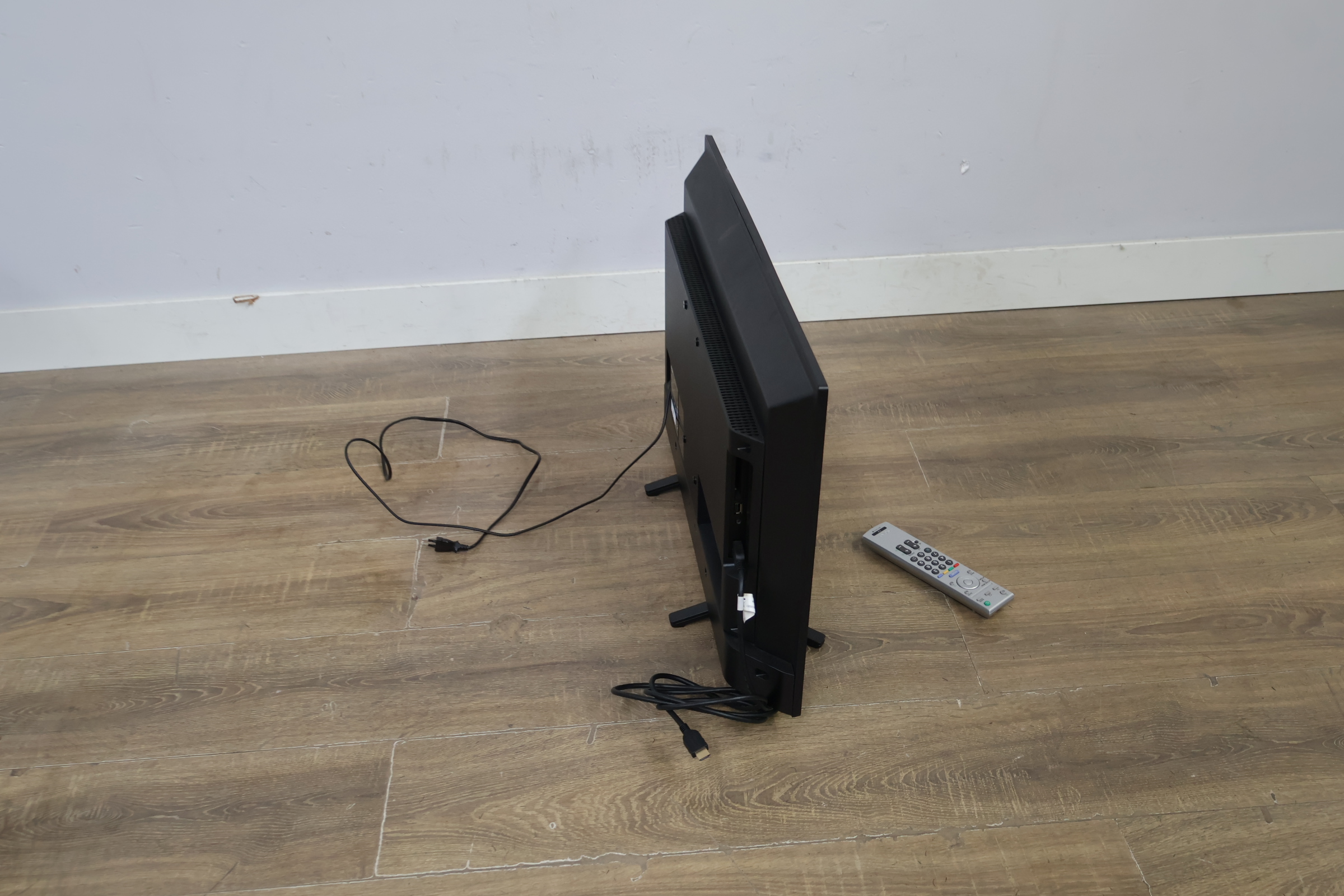 Sony televisiescherm met afstandsbediening – foto 4 – kavel bij GSD Auctions, Zoeterwoude