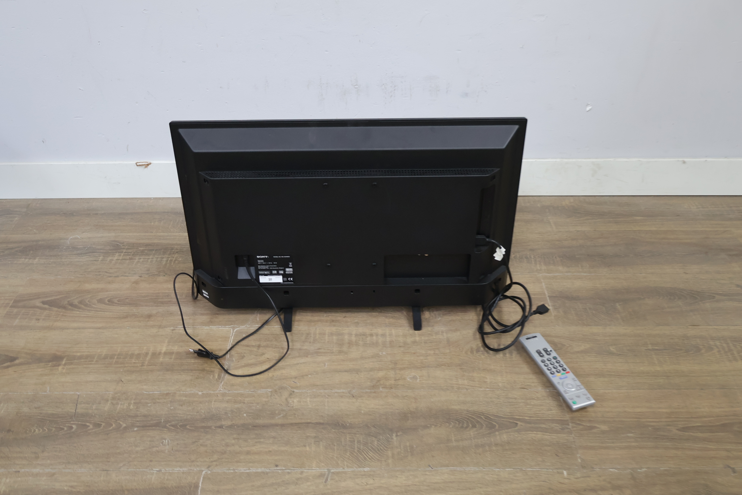 Sony televisiescherm met afstandsbediening – foto 6 – kavel bij GSD Auctions, Zoeterwoude