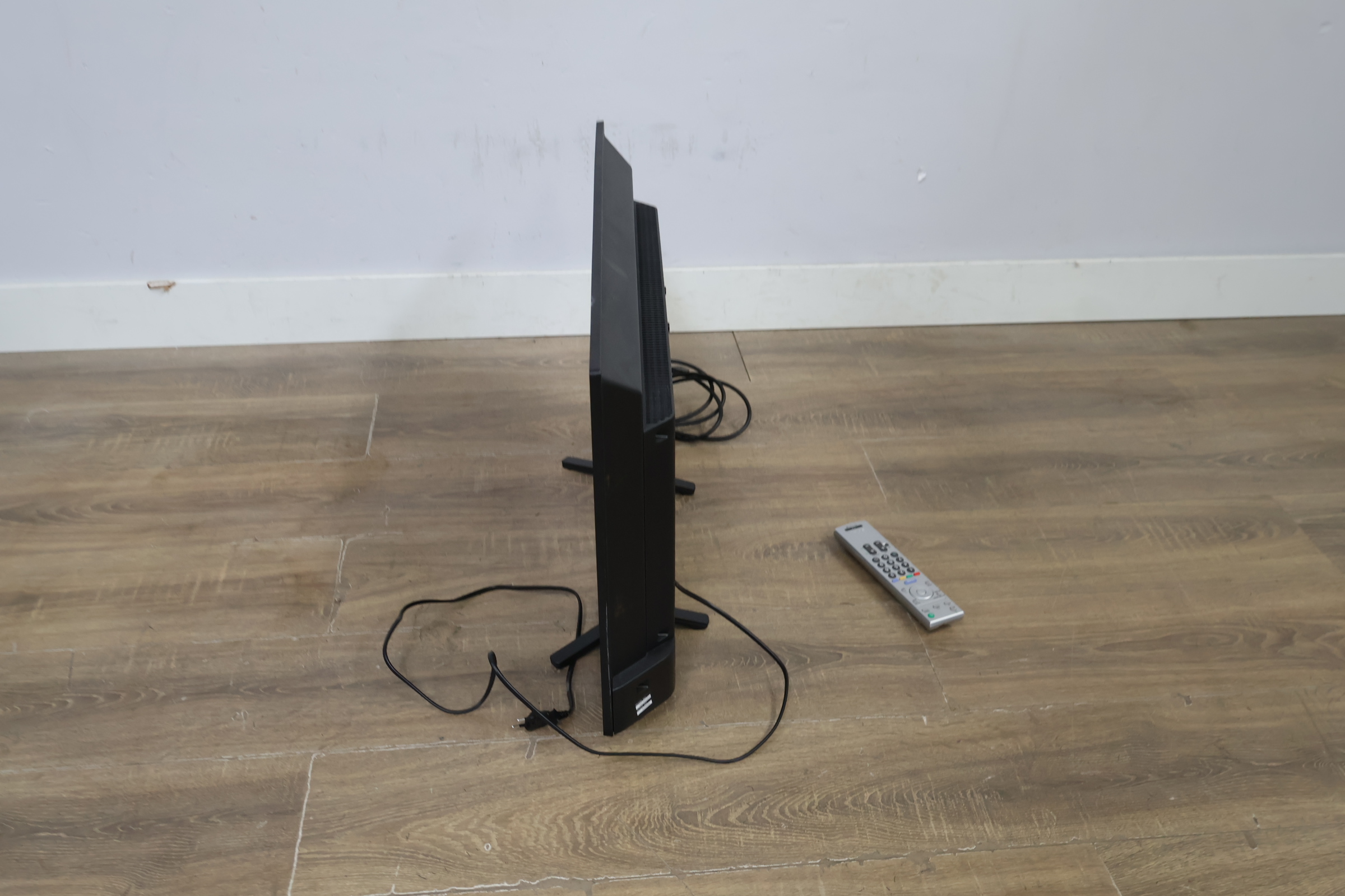 Sony televisiescherm met afstandsbediening – foto 8 – kavel bij GSD Auctions, Zoeterwoude