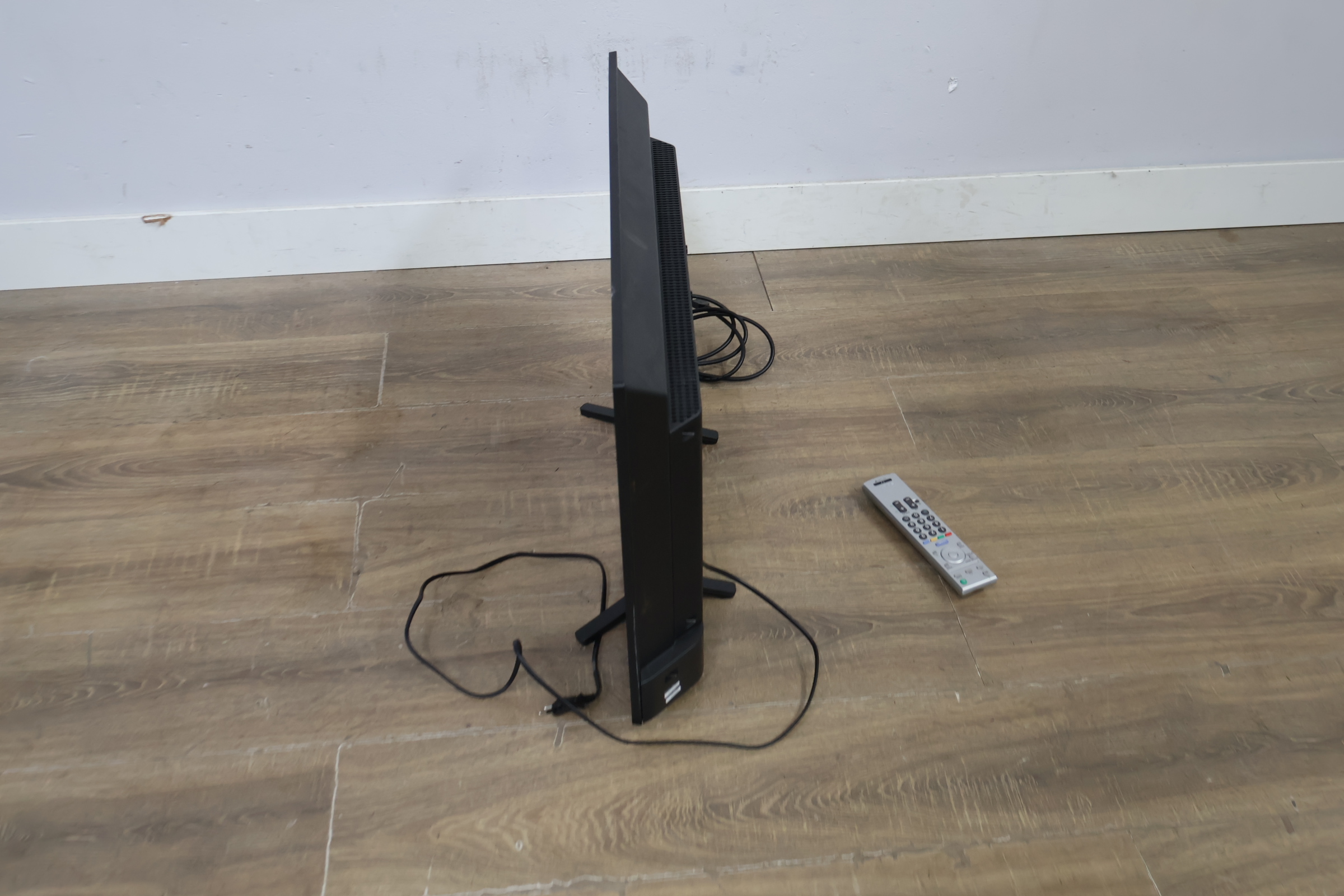 Sony televisiescherm met afstandsbediening – foto 9 – kavel bij GSD Auctions, Zoeterwoude