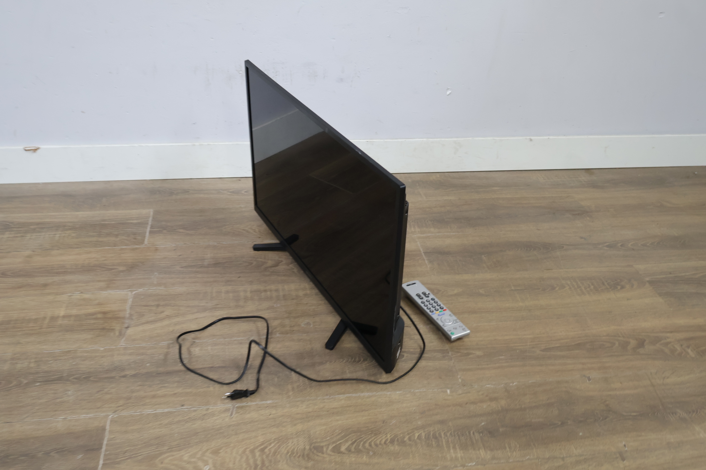 Sony televisiescherm met afstandsbediening – foto 10 – kavel bij GSD Auctions, Zoeterwoude