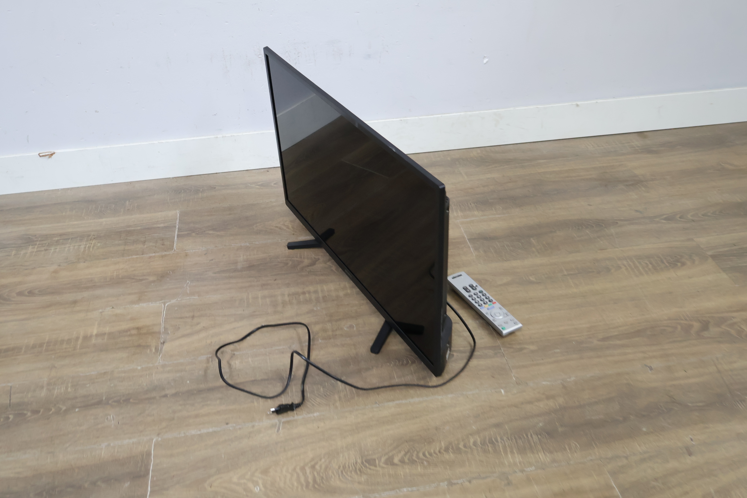 Sony televisiescherm met afstandsbediening – foto 11 – kavel bij GSD Auctions, Zoeterwoude