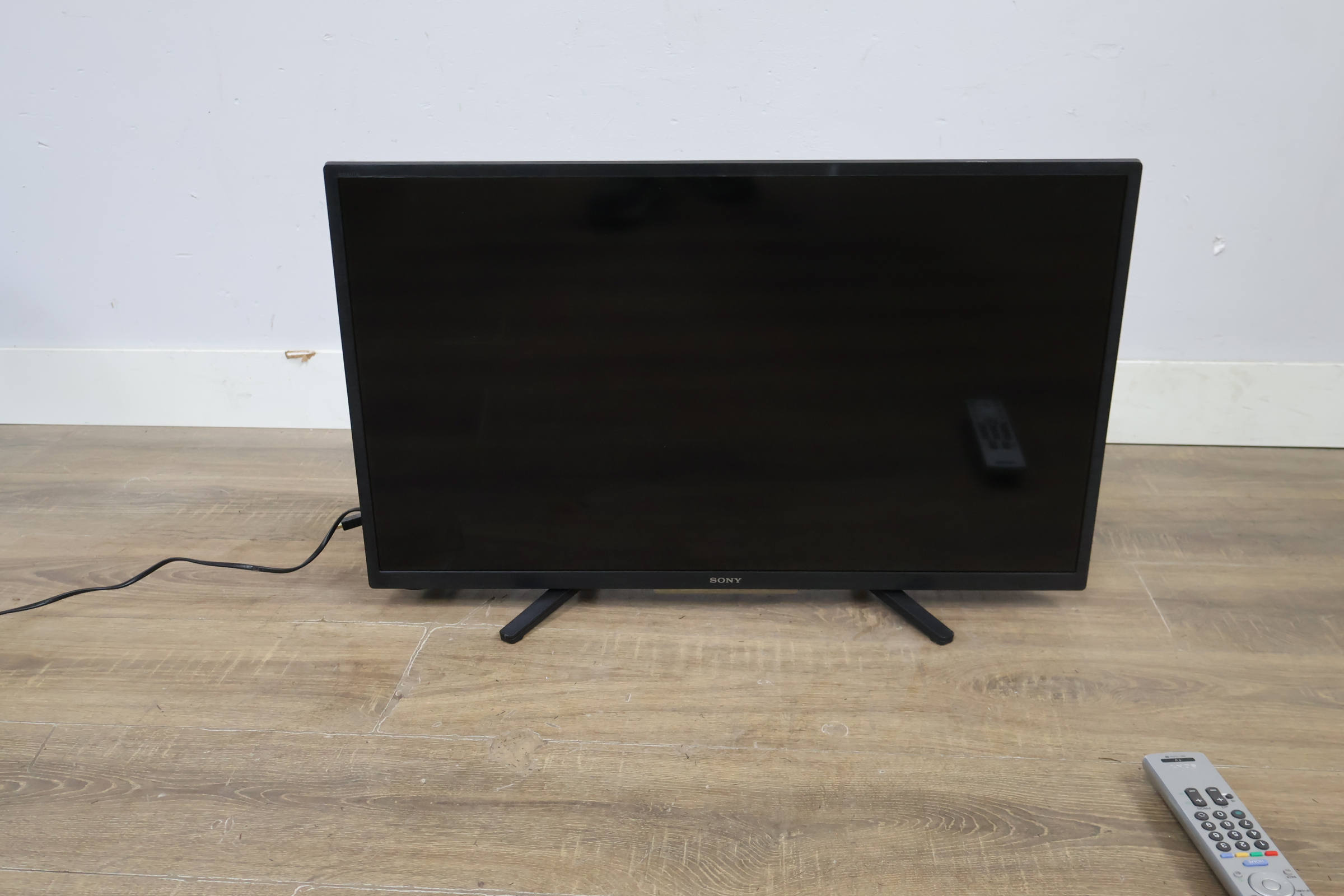 Sony televisiescherm met afstandsbediening – foto 12 – kavel bij GSD Auctions, Zoeterwoude