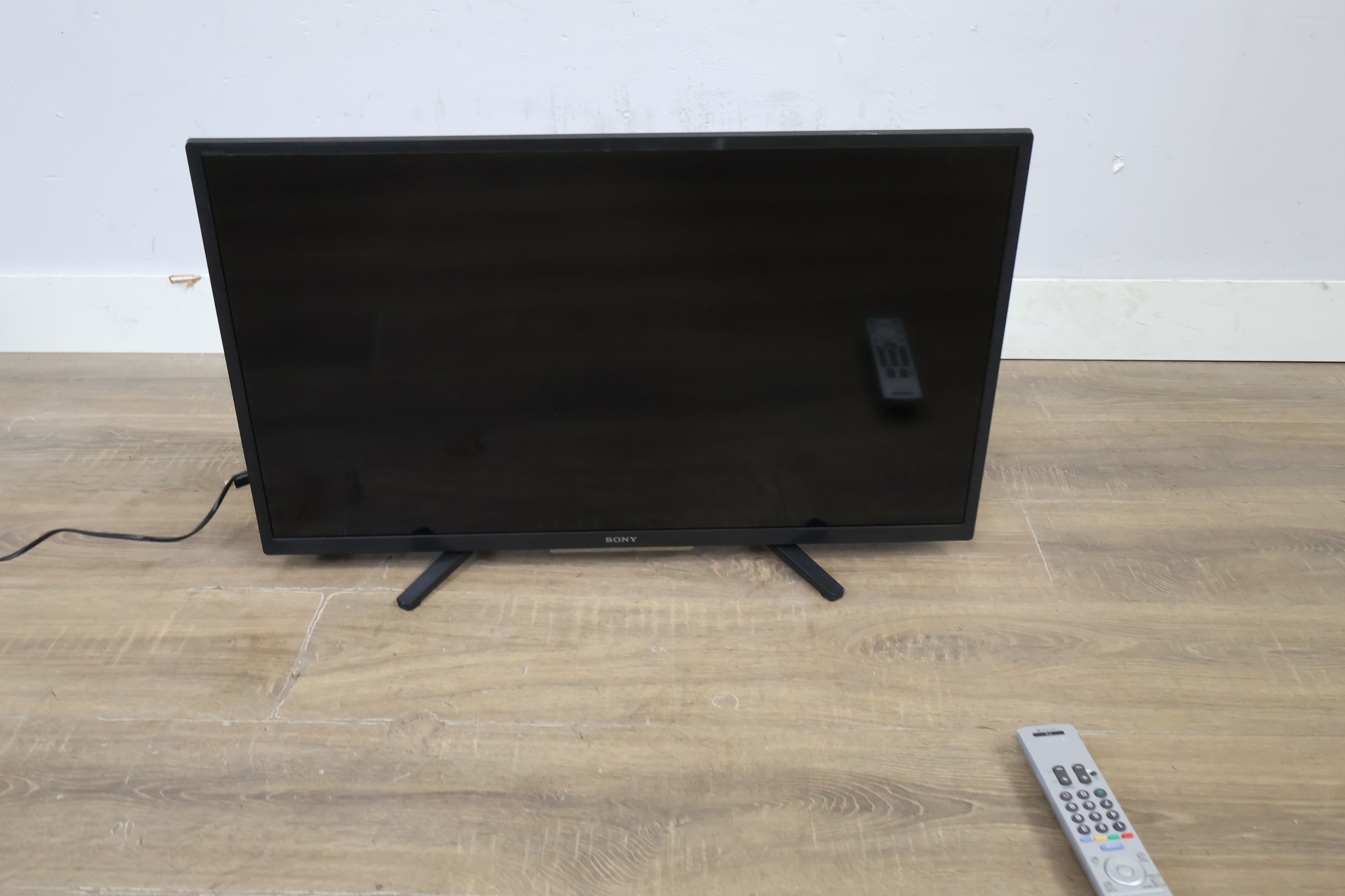 Sony televisiescherm met afstandsbediening – foto 13 – kavel bij GSD Auctions, Zoeterwoude