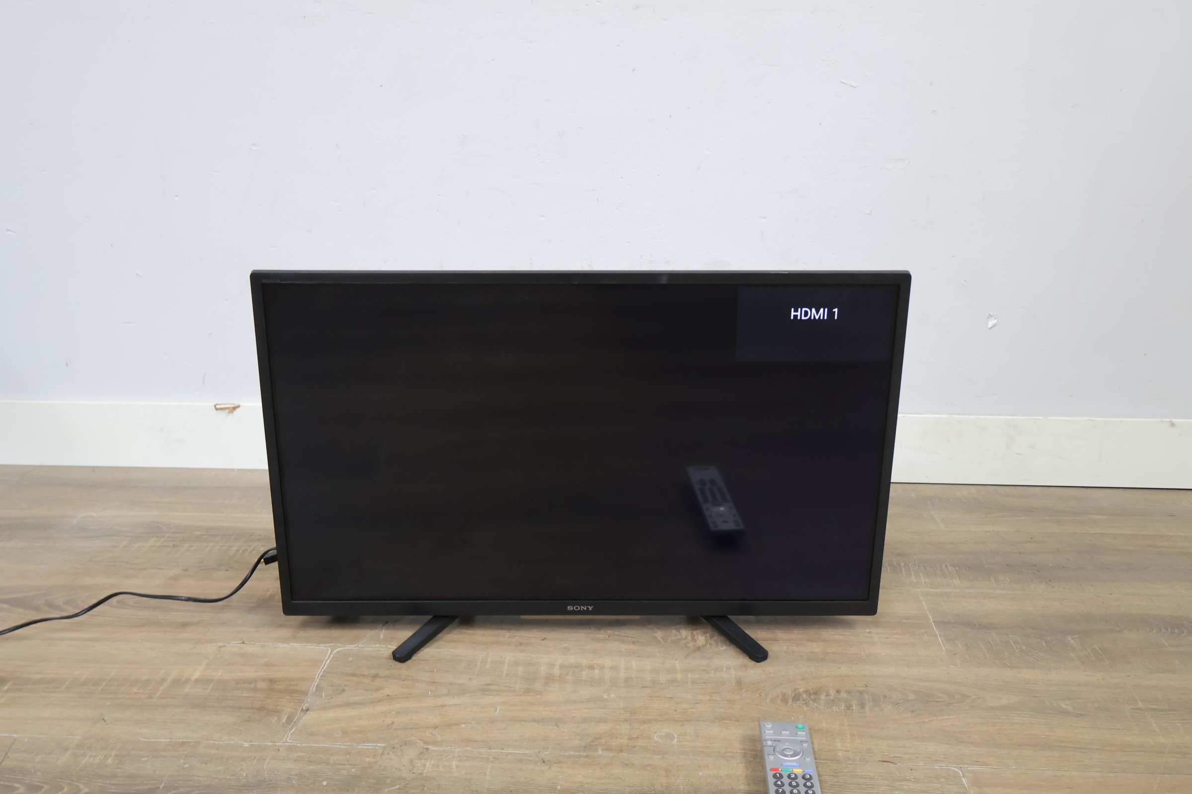 Sony televisiescherm met afstandsbediening – foto 15 – kavel bij GSD Auctions, Zoeterwoude