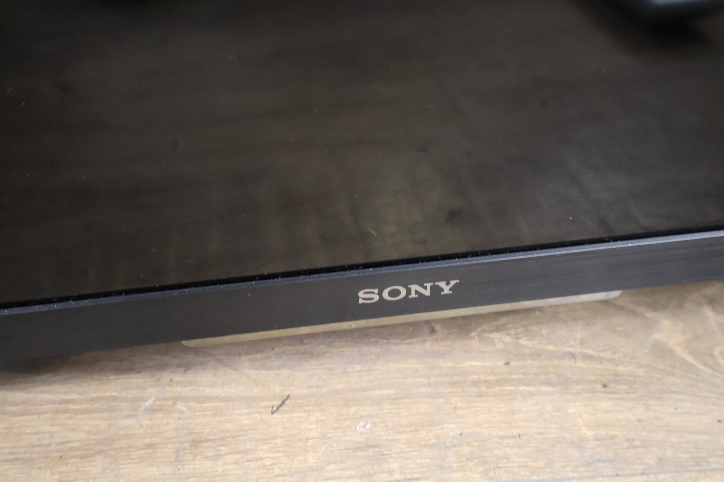 Sony televisiescherm met afstandsbediening – foto 17 – kavel bij GSD Auctions, Zoeterwoude