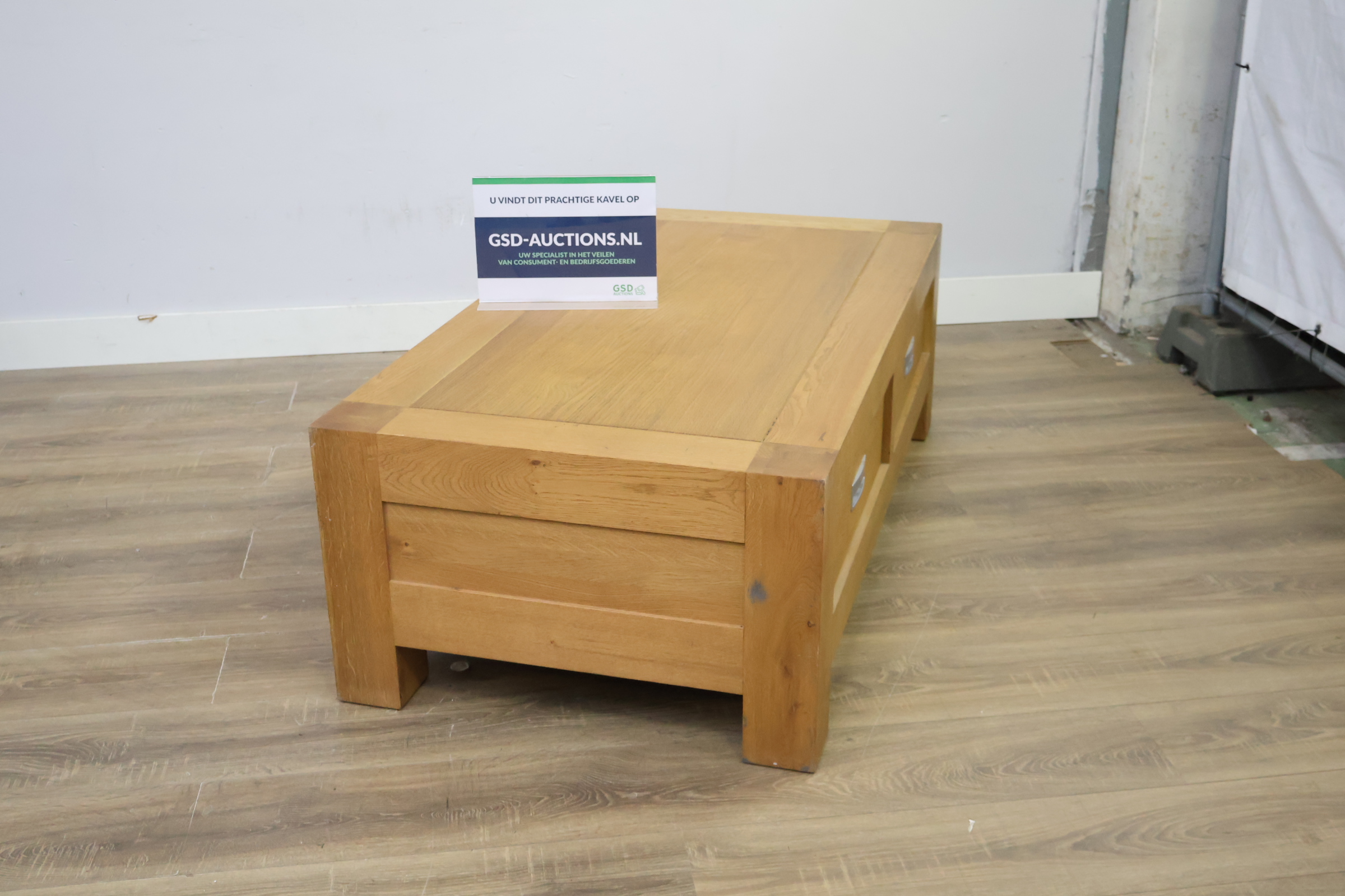 Houten lage salontafel met laden – foto 2 – kavel bij GSD Auctions, Zoeterwoude