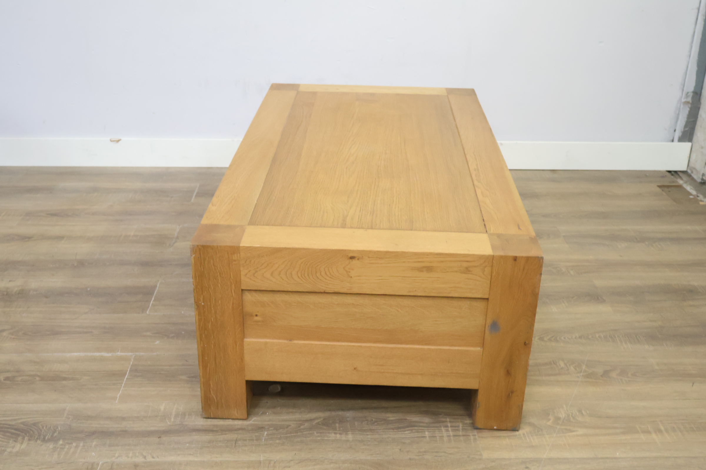 Houten lage salontafel met laden – foto 3 – kavel bij GSD Auctions, Zoeterwoude