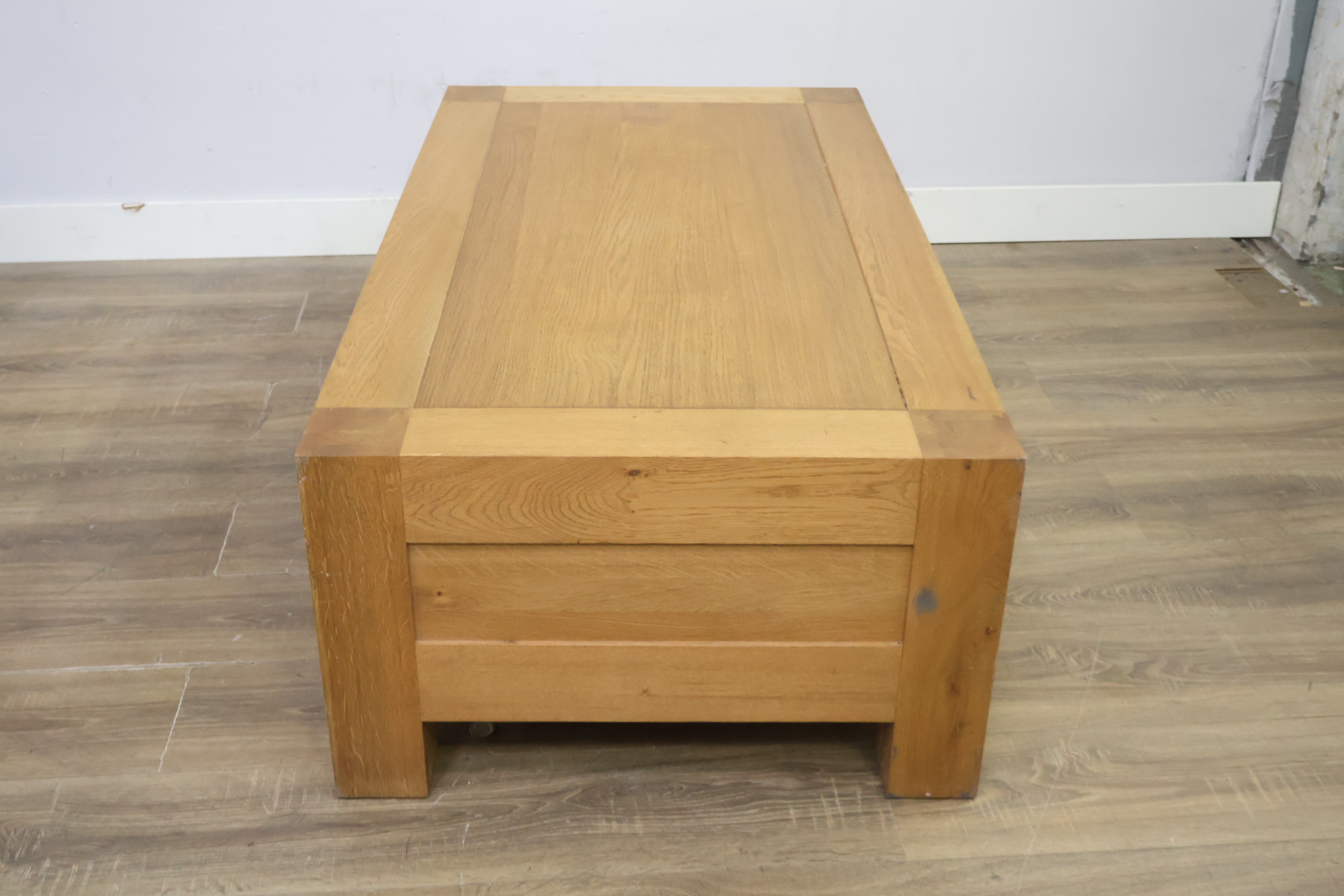 Houten lage salontafel met laden – foto 4 – kavel bij GSD Auctions, Zoeterwoude