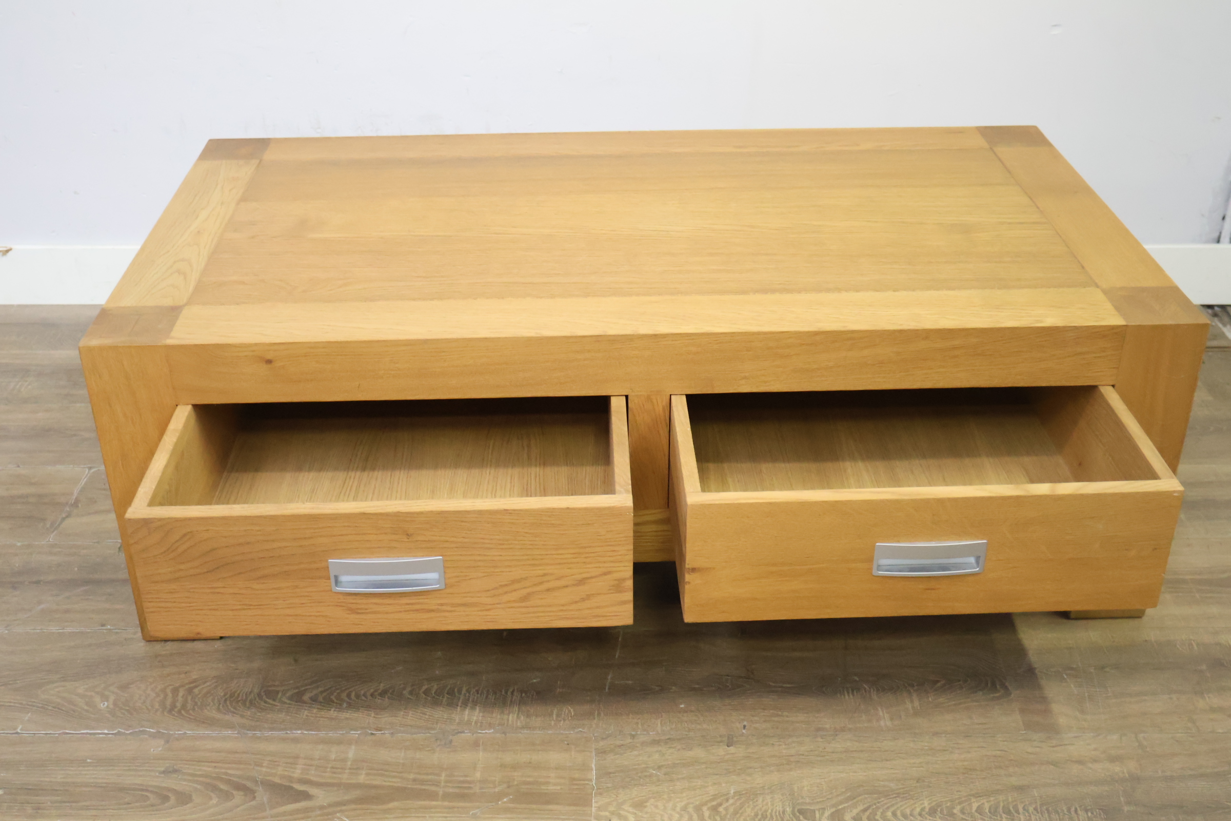 Houten lage salontafel met laden – foto 5 – kavel bij GSD Auctions, Zoeterwoude