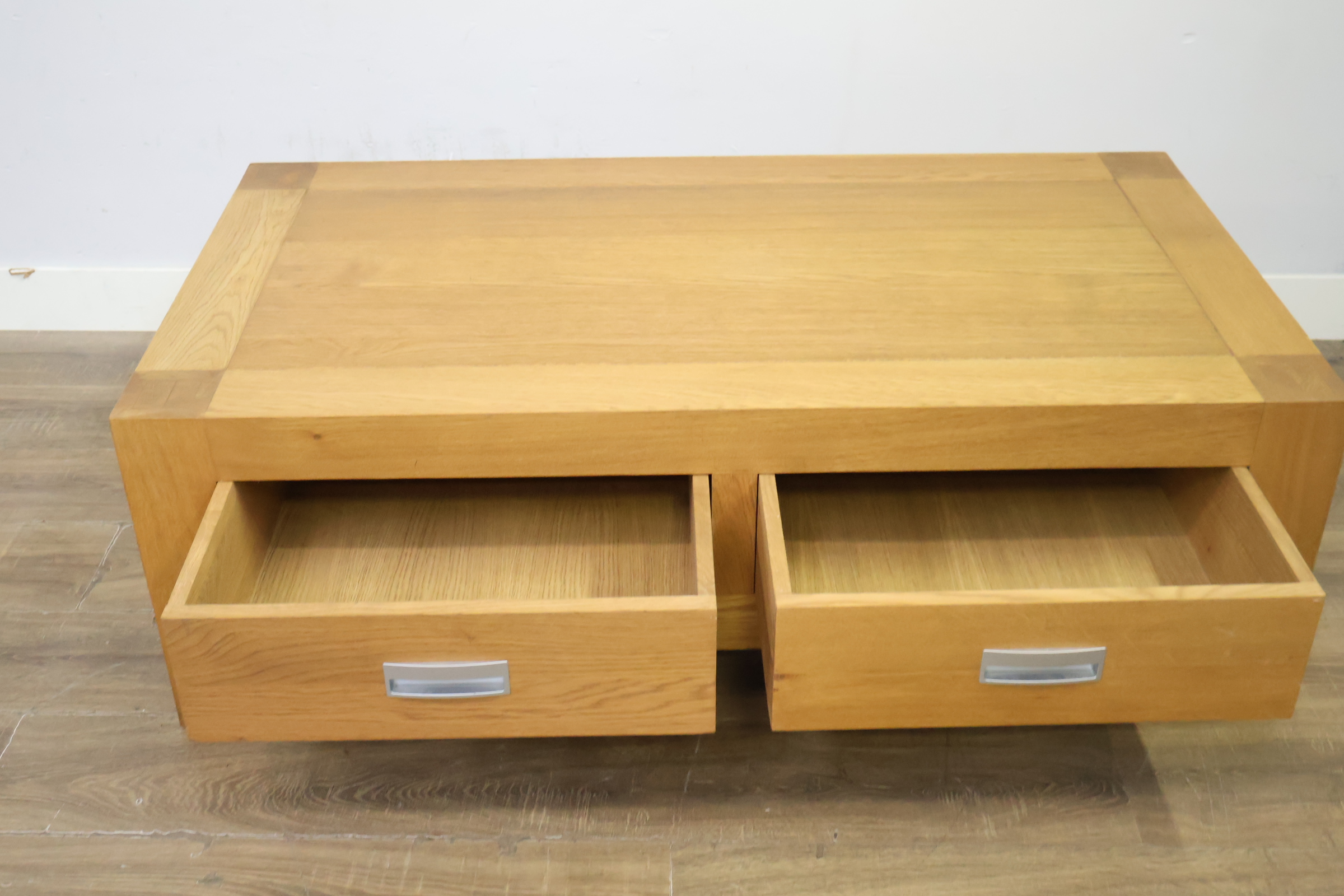Houten lage salontafel met laden – foto 6 – kavel bij GSD Auctions, Zoeterwoude