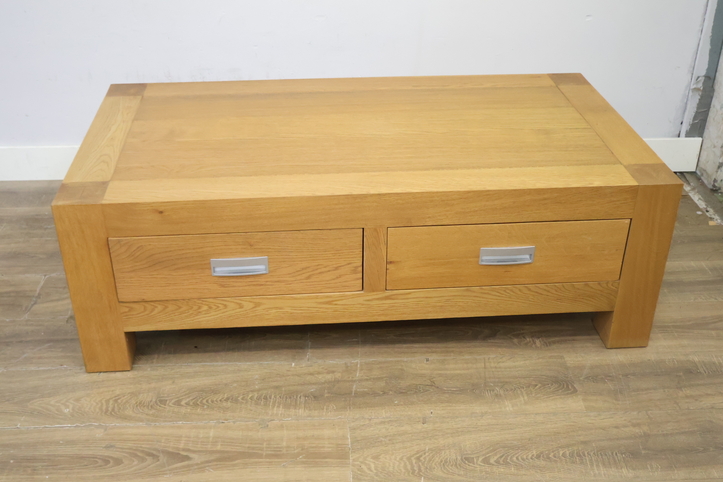 Houten lage salontafel met laden – foto 8 – kavel bij GSD Auctions, Zoeterwoude