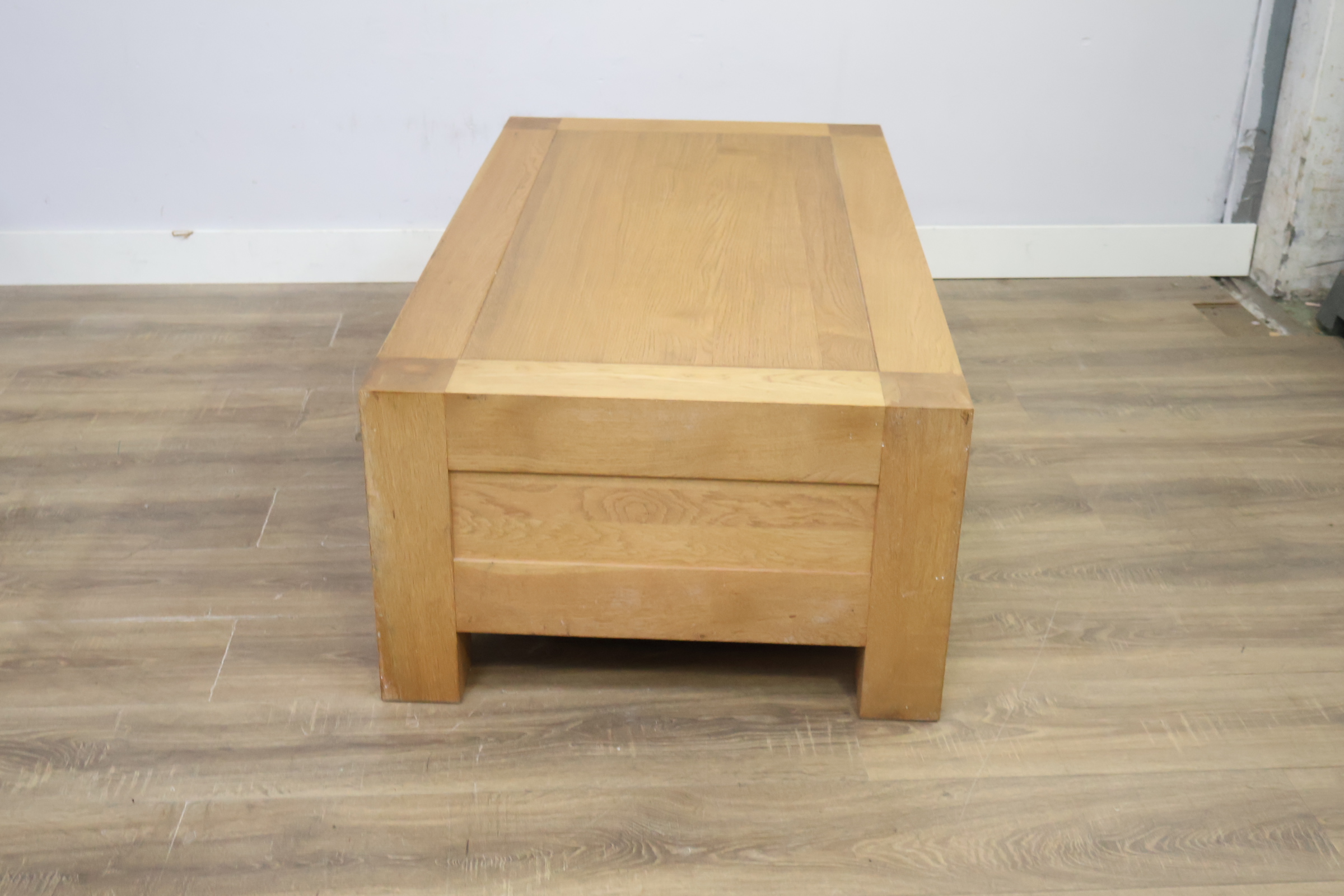 Houten lage salontafel met laden – foto 9 – kavel bij GSD Auctions, Zoeterwoude