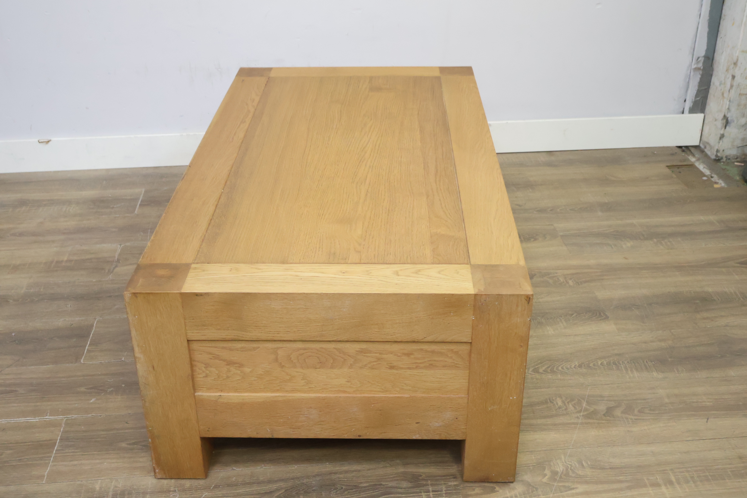 Houten lage salontafel met laden – foto 10 – kavel bij GSD Auctions, Zoeterwoude
