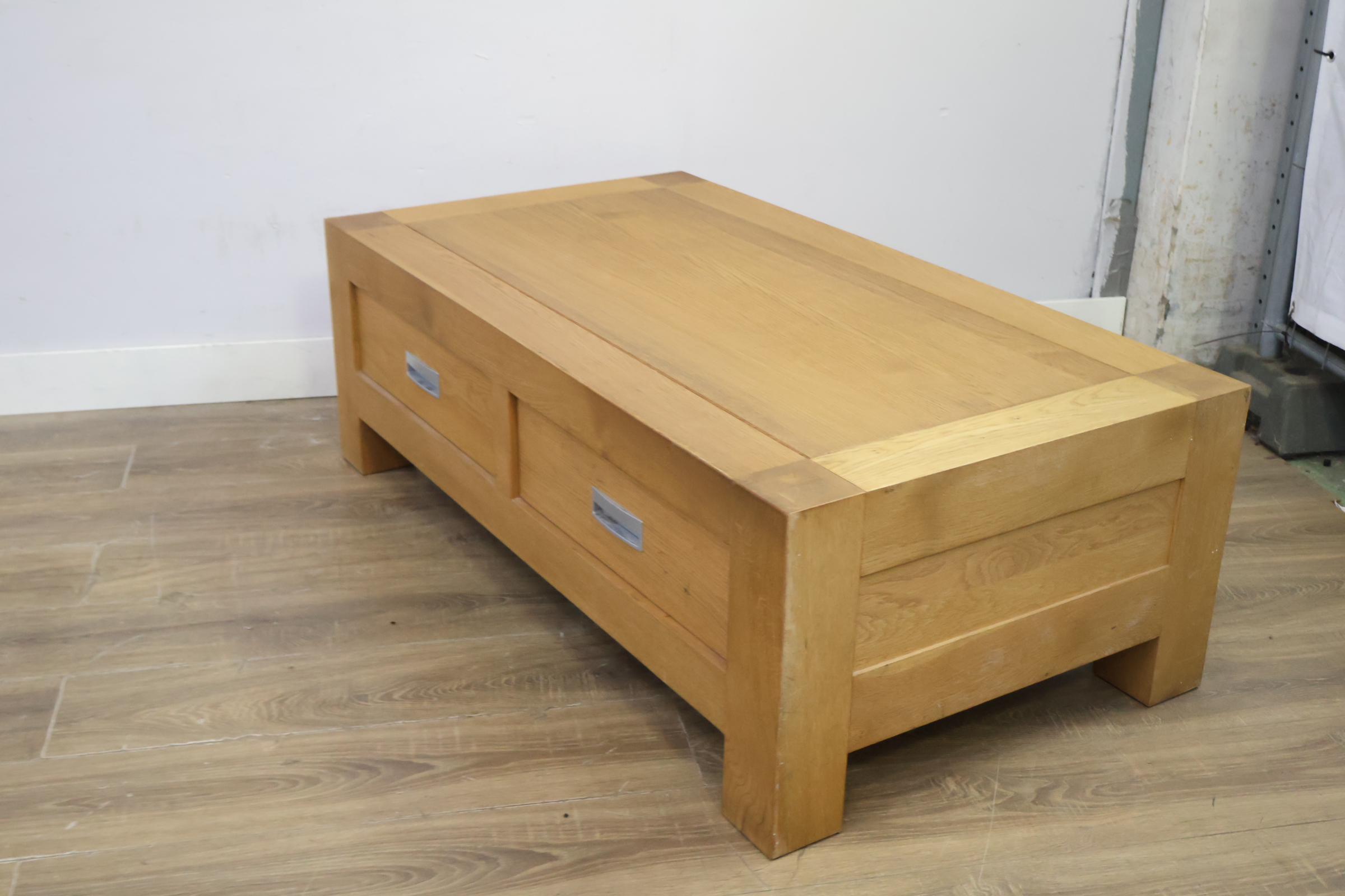 Houten lage salontafel met laden – foto 11 – kavel bij GSD Auctions, Zoeterwoude