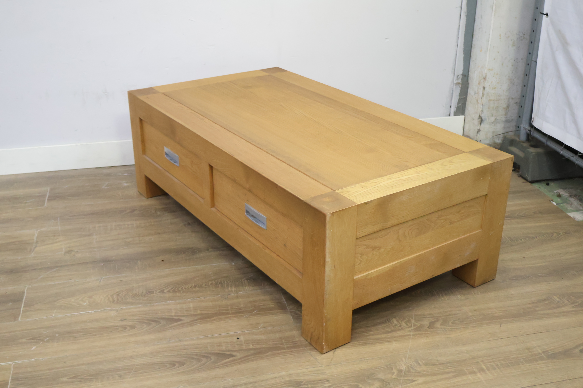 Houten lage salontafel met laden – foto 12 – kavel bij GSD Auctions, Zoeterwoude