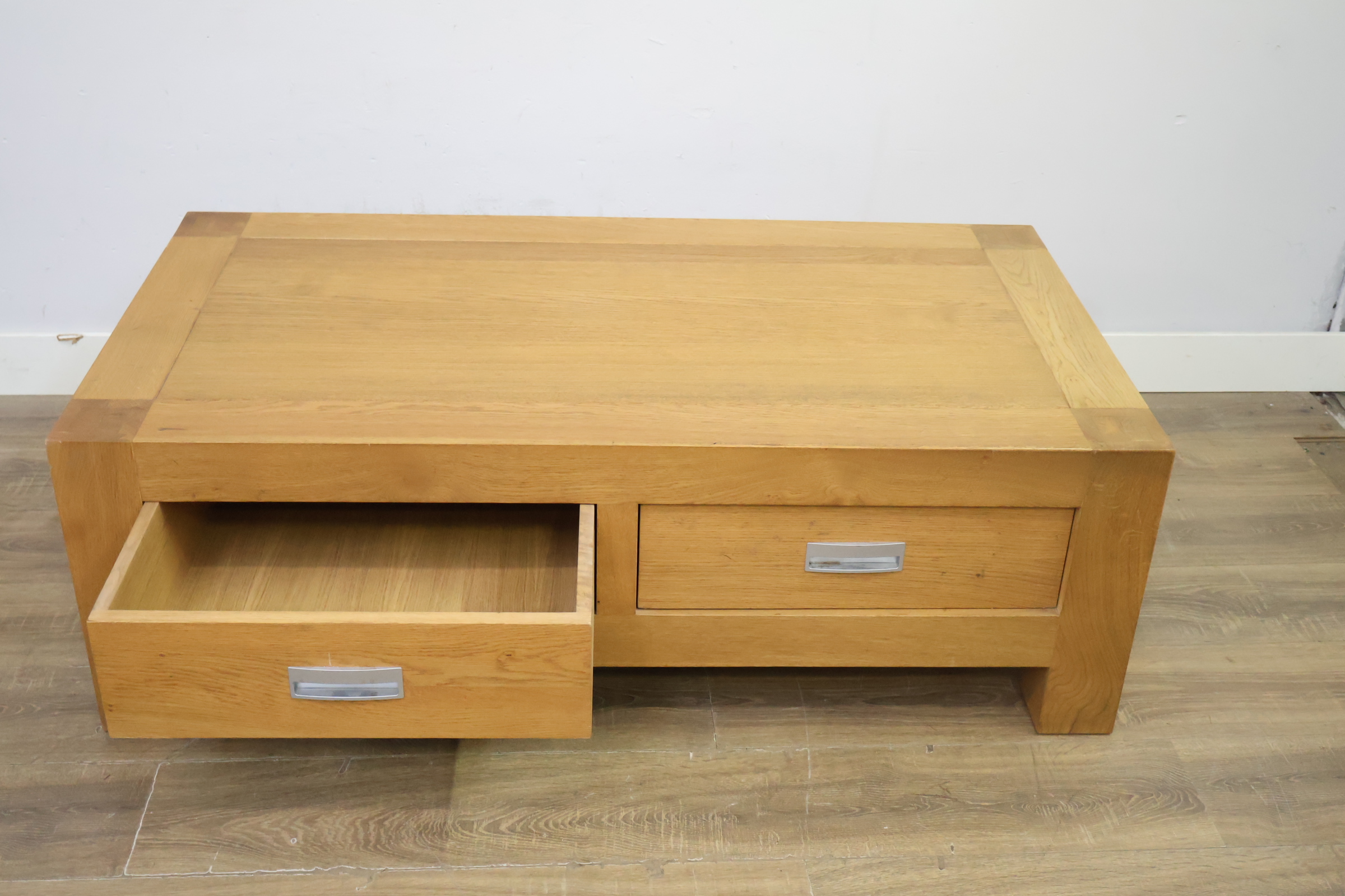 Houten lage salontafel met laden – foto 13 – kavel bij GSD Auctions, Zoeterwoude