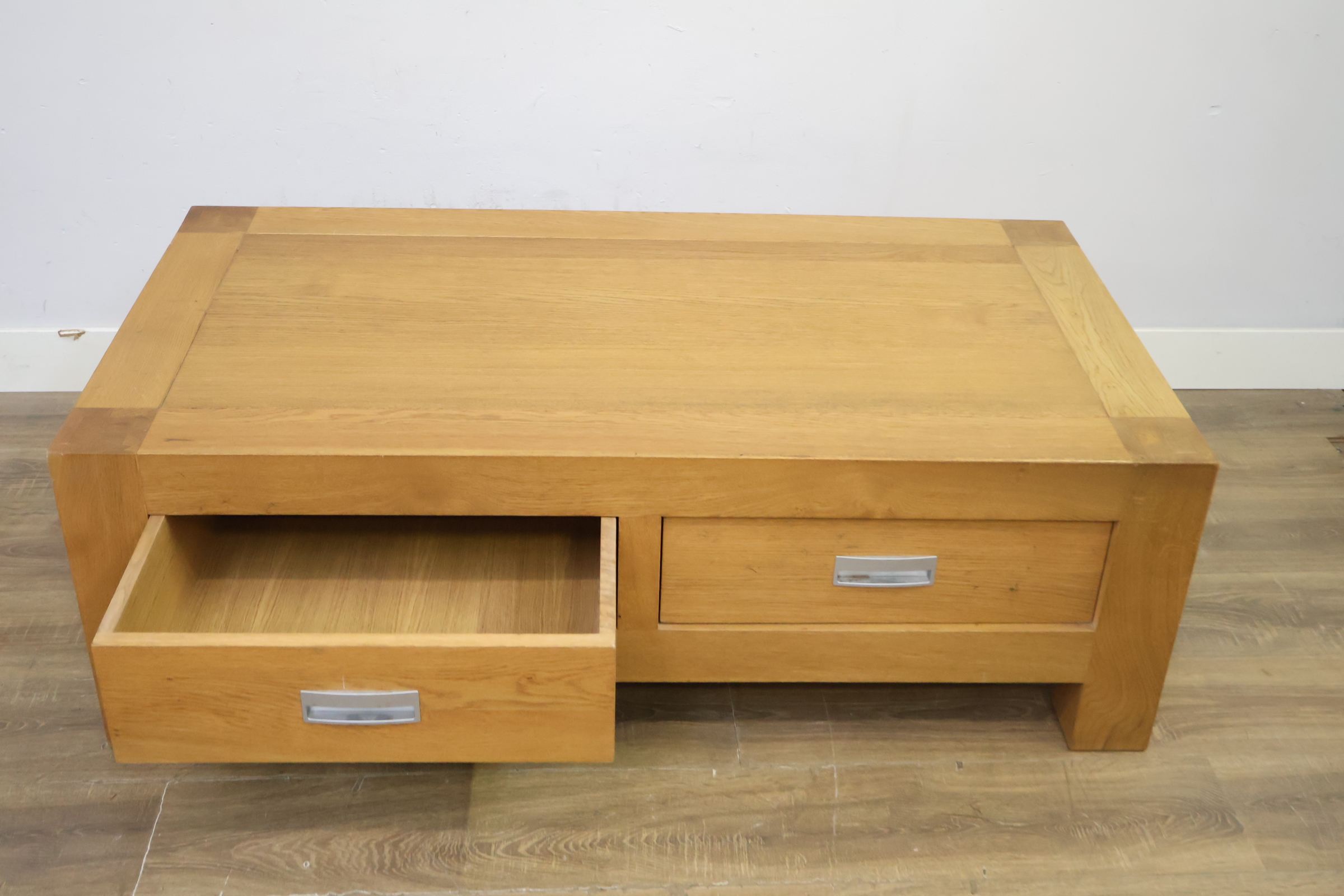 Houten lage salontafel met laden – foto 14 – kavel bij GSD Auctions, Zoeterwoude