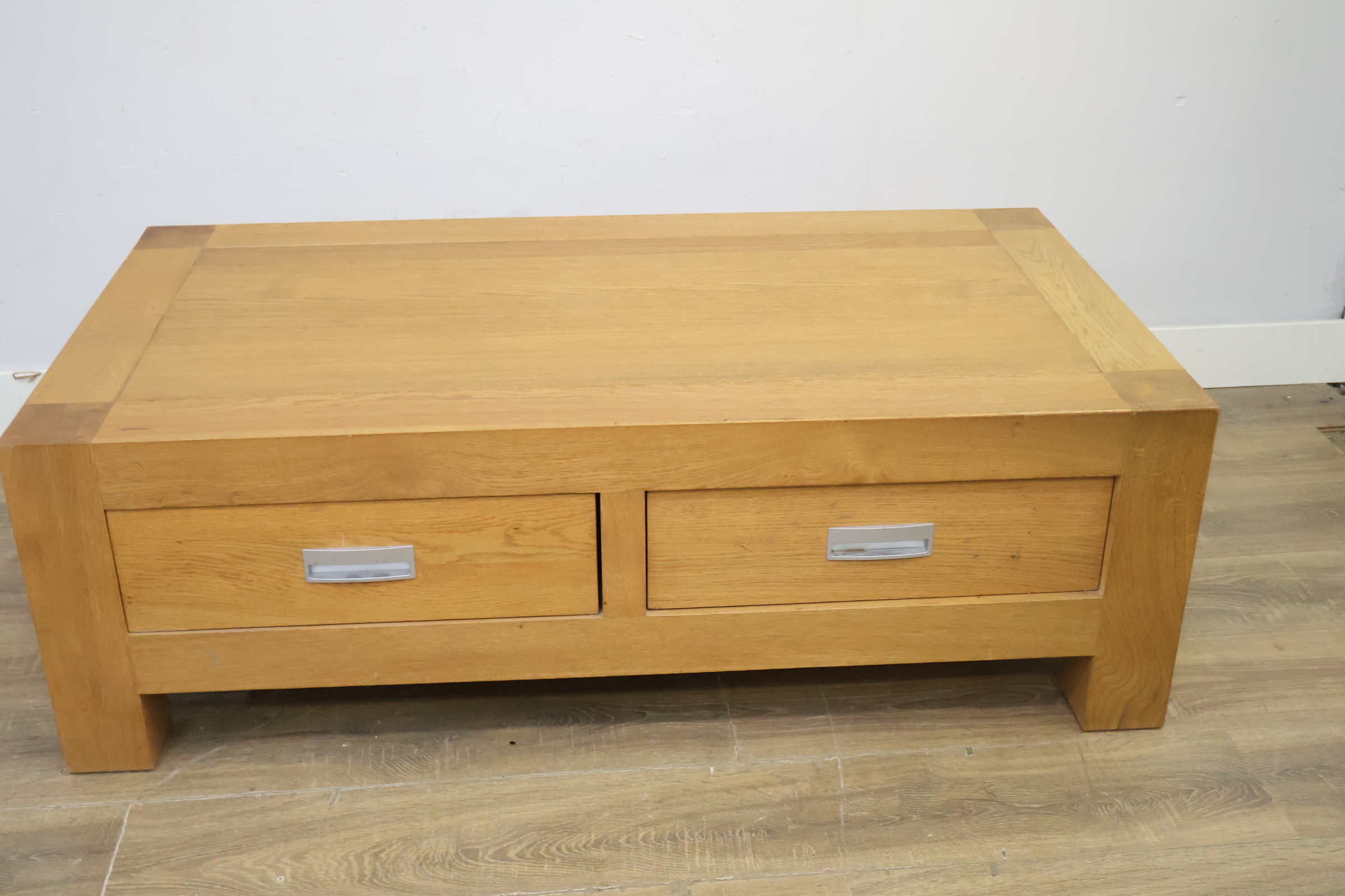 Houten lage salontafel met laden – foto 15 – kavel bij GSD Auctions, Zoeterwoude