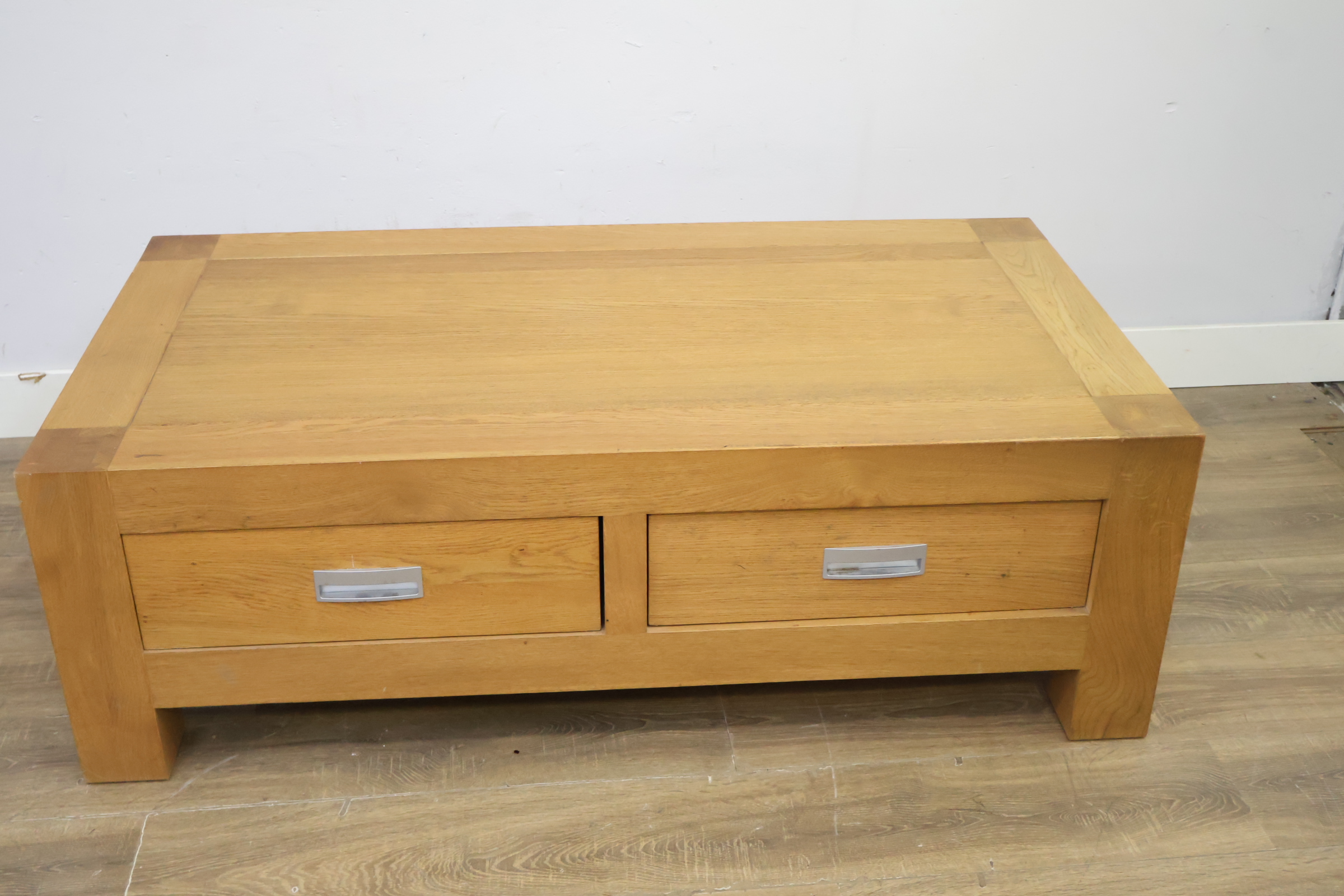 Houten lage salontafel met laden – foto 16 – kavel bij GSD Auctions, Zoeterwoude