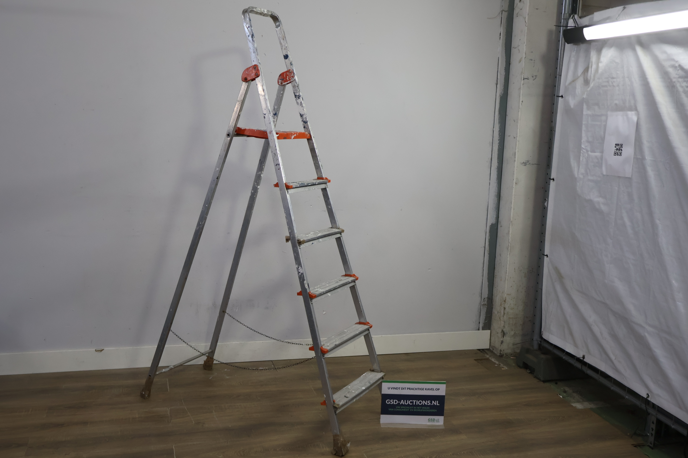 Aluminium vouwladder met oranje accenten – foto 2 – kavel bij GSD Auctions, Zoeterwoude