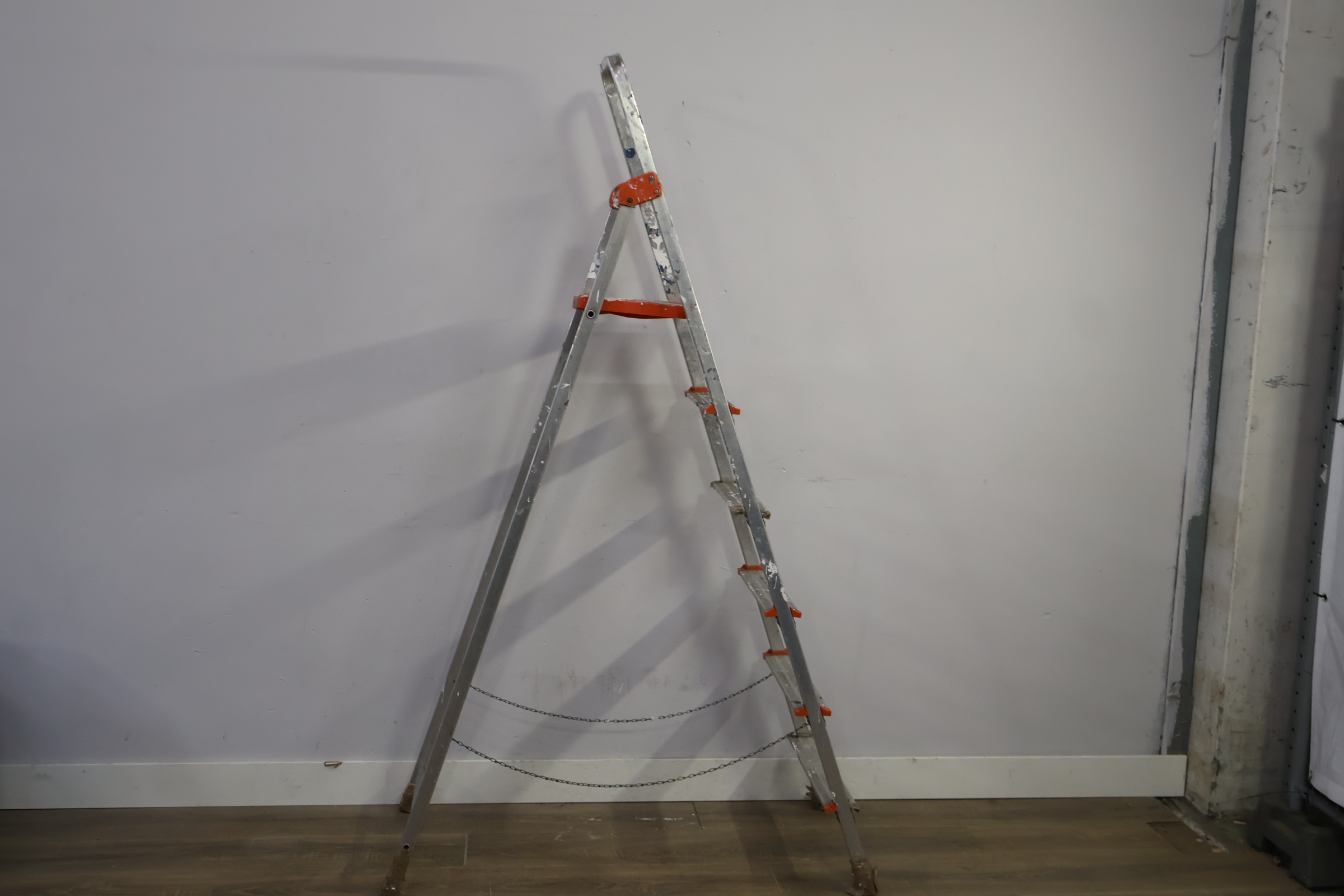 Aluminium vouwladder met oranje accenten – foto 3 – kavel bij GSD Auctions, Zoeterwoude