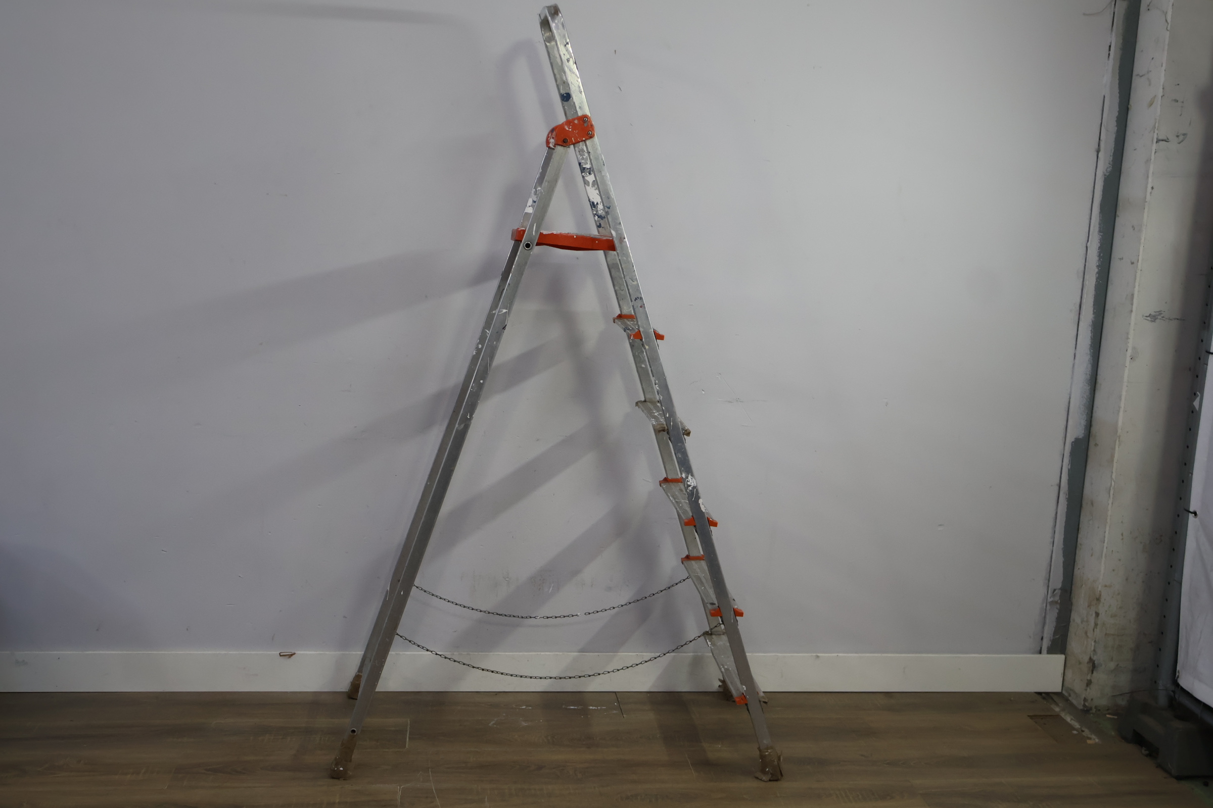 Aluminium vouwladder met oranje accenten – foto 4 – kavel bij GSD Auctions, Zoeterwoude