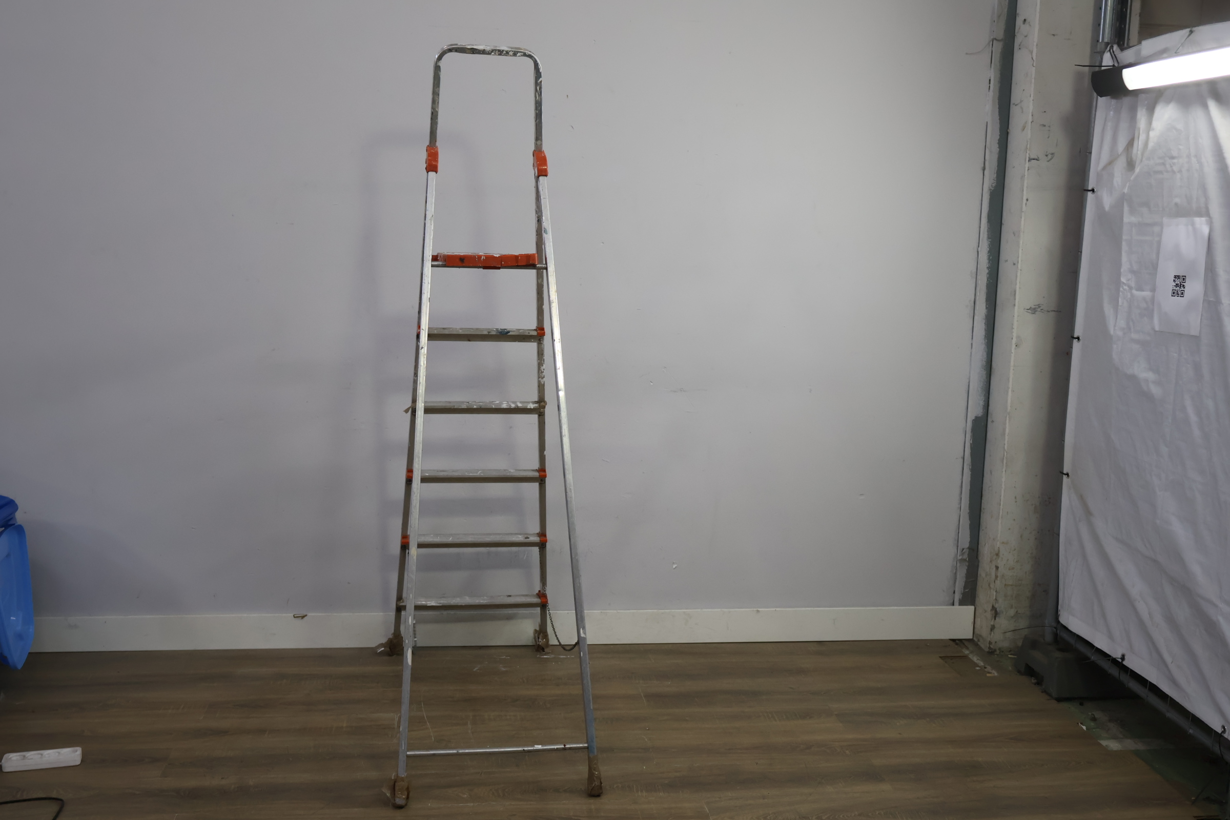 Aluminium vouwladder met oranje accenten – foto 5 – kavel bij GSD Auctions, Zoeterwoude