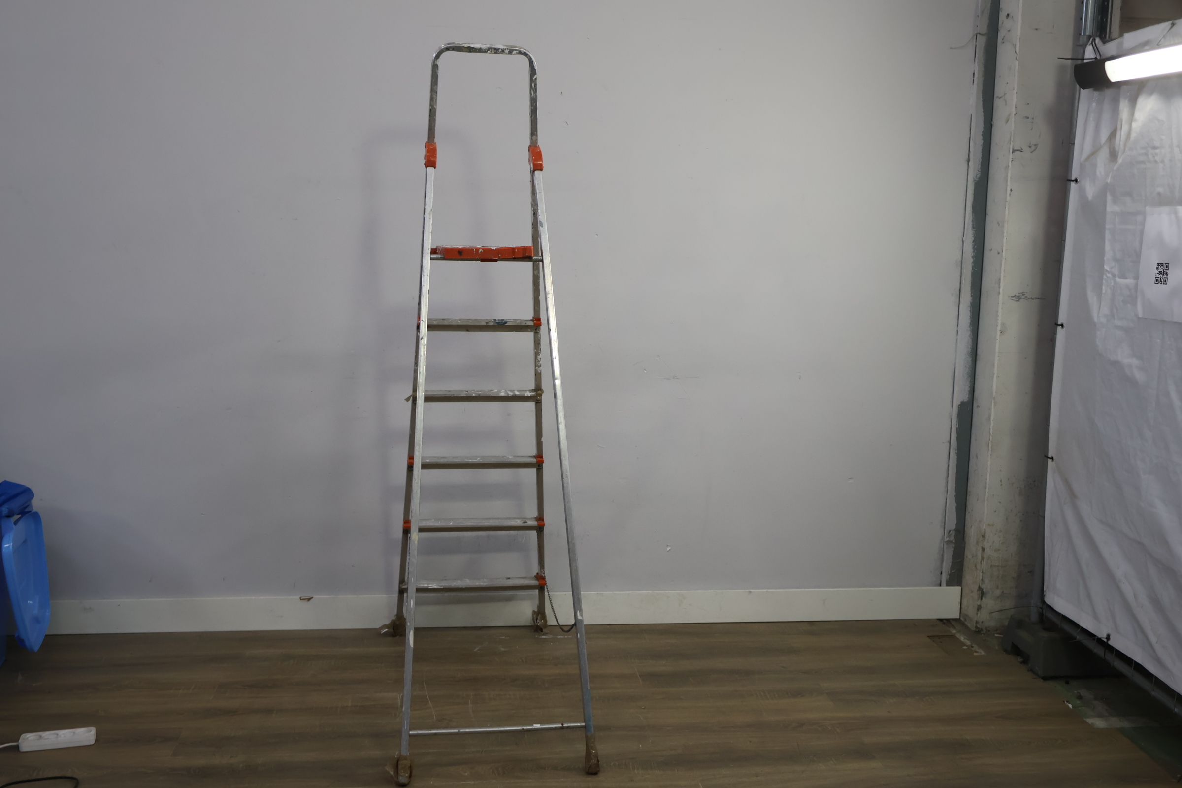 Aluminium vouwladder met oranje accenten – foto 6 – kavel bij GSD Auctions, Zoeterwoude