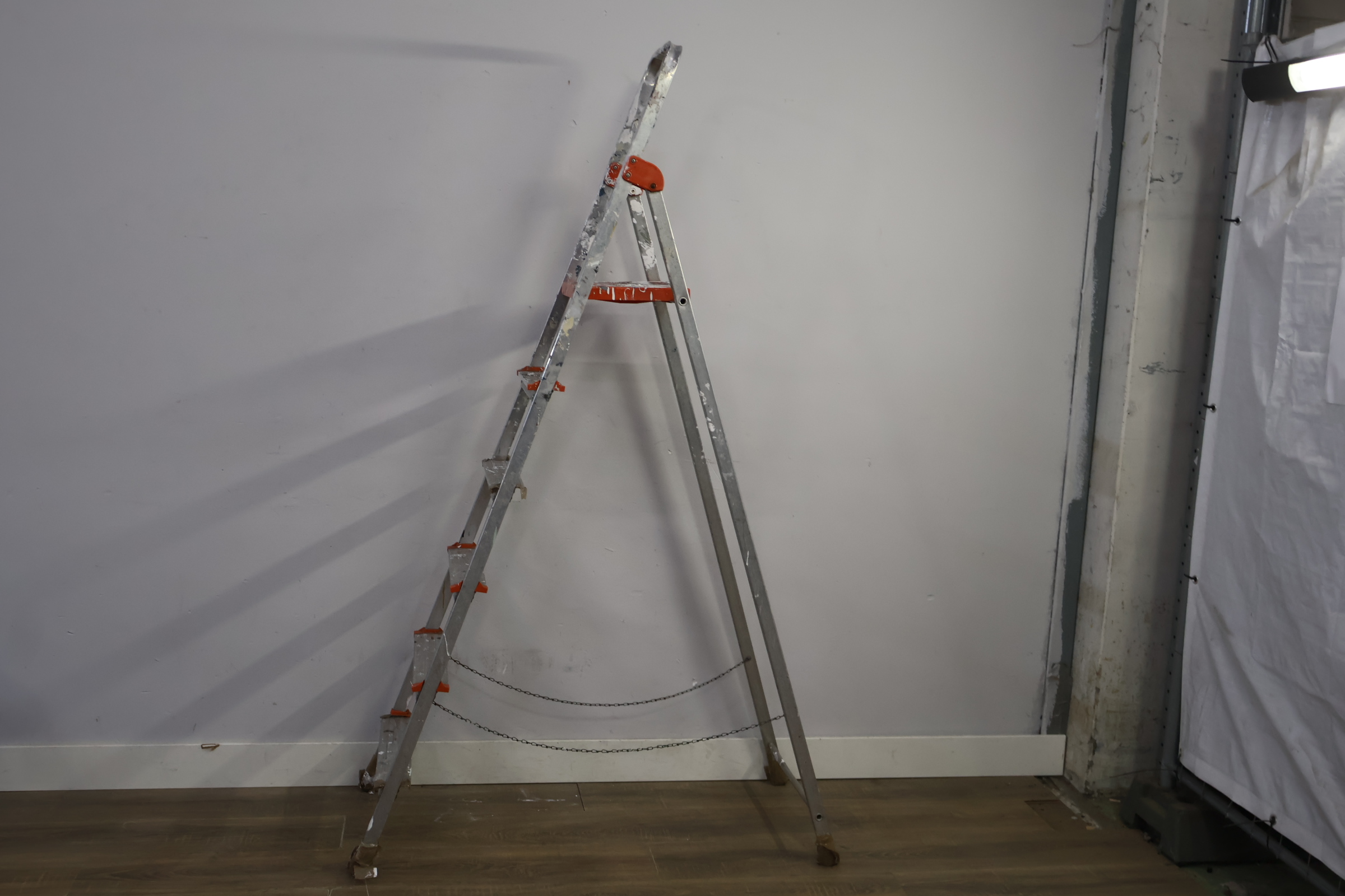 Aluminium vouwladder met oranje accenten – foto 7 – kavel bij GSD Auctions, Zoeterwoude
